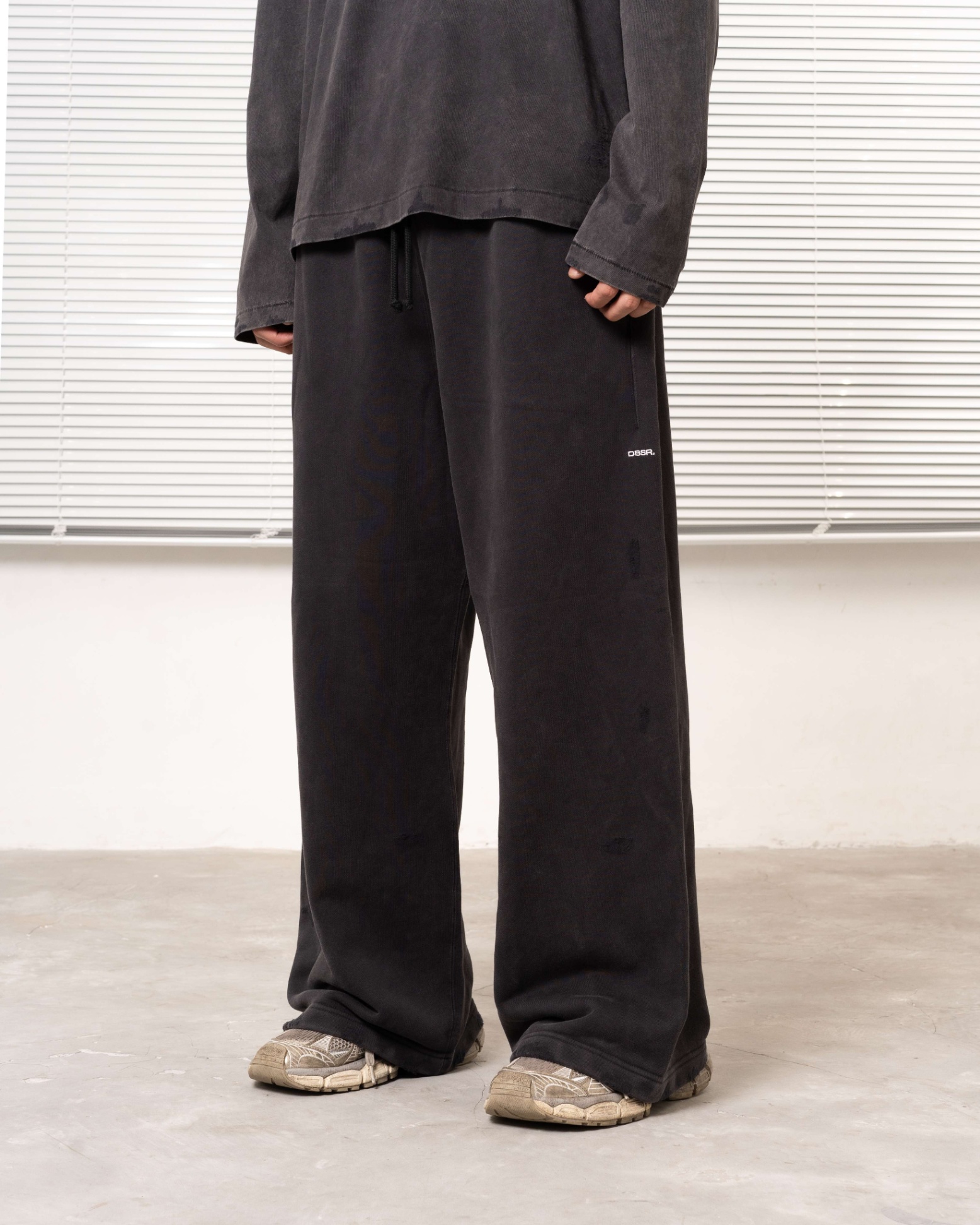DBSR. WASH DISSTRESS SWEATPANTS