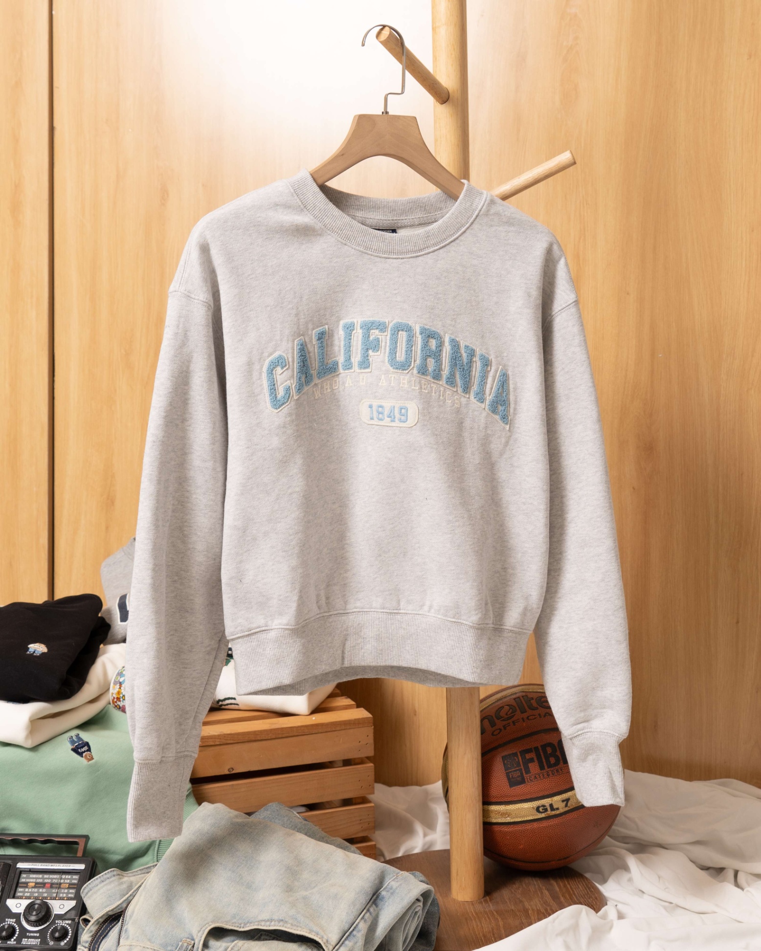 WAU WOMEN'S BOUCLE CROP MAN-TO-MAN FLEECE