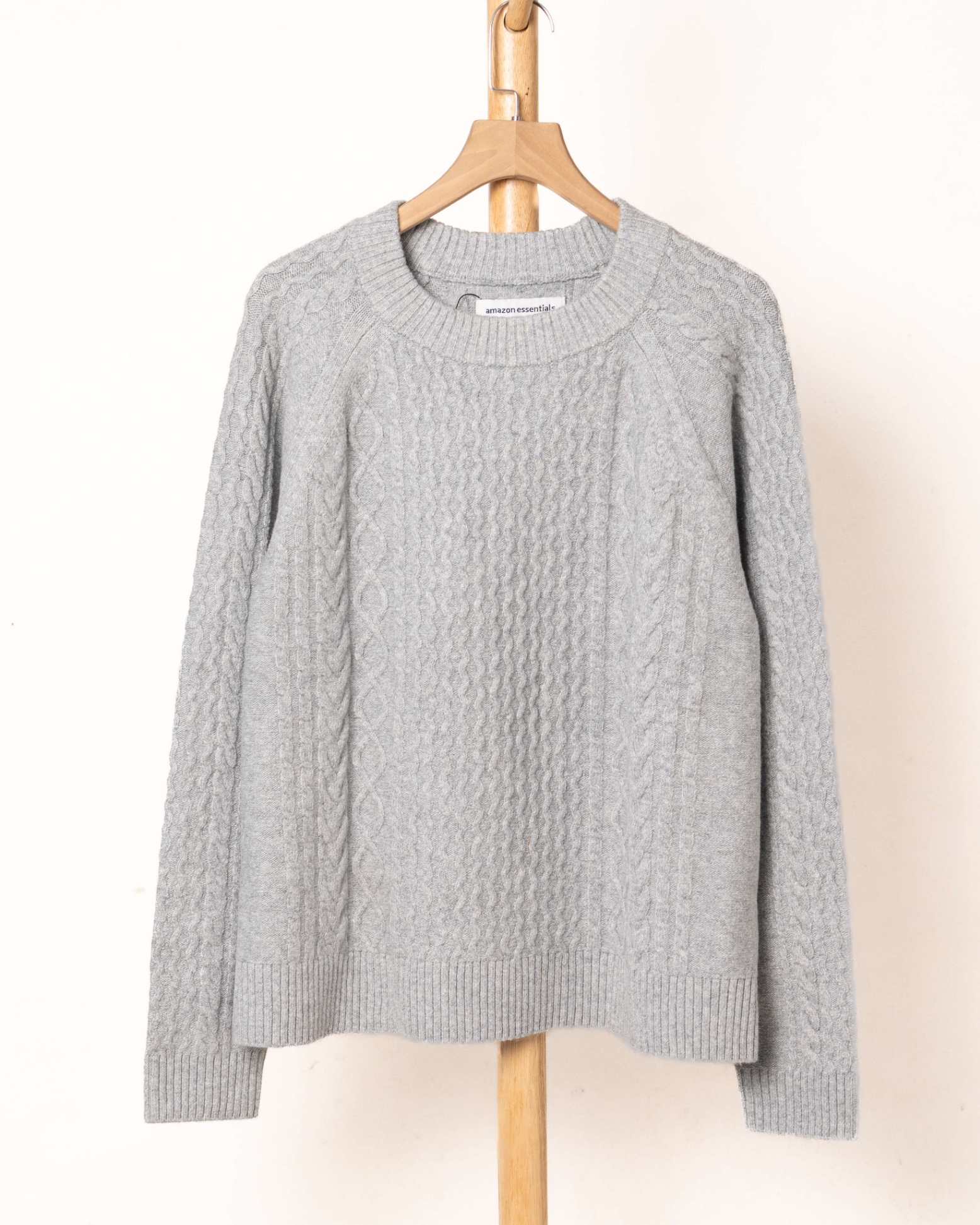 AMAZ ESSENTIAL CABLE KNIT SWEATER