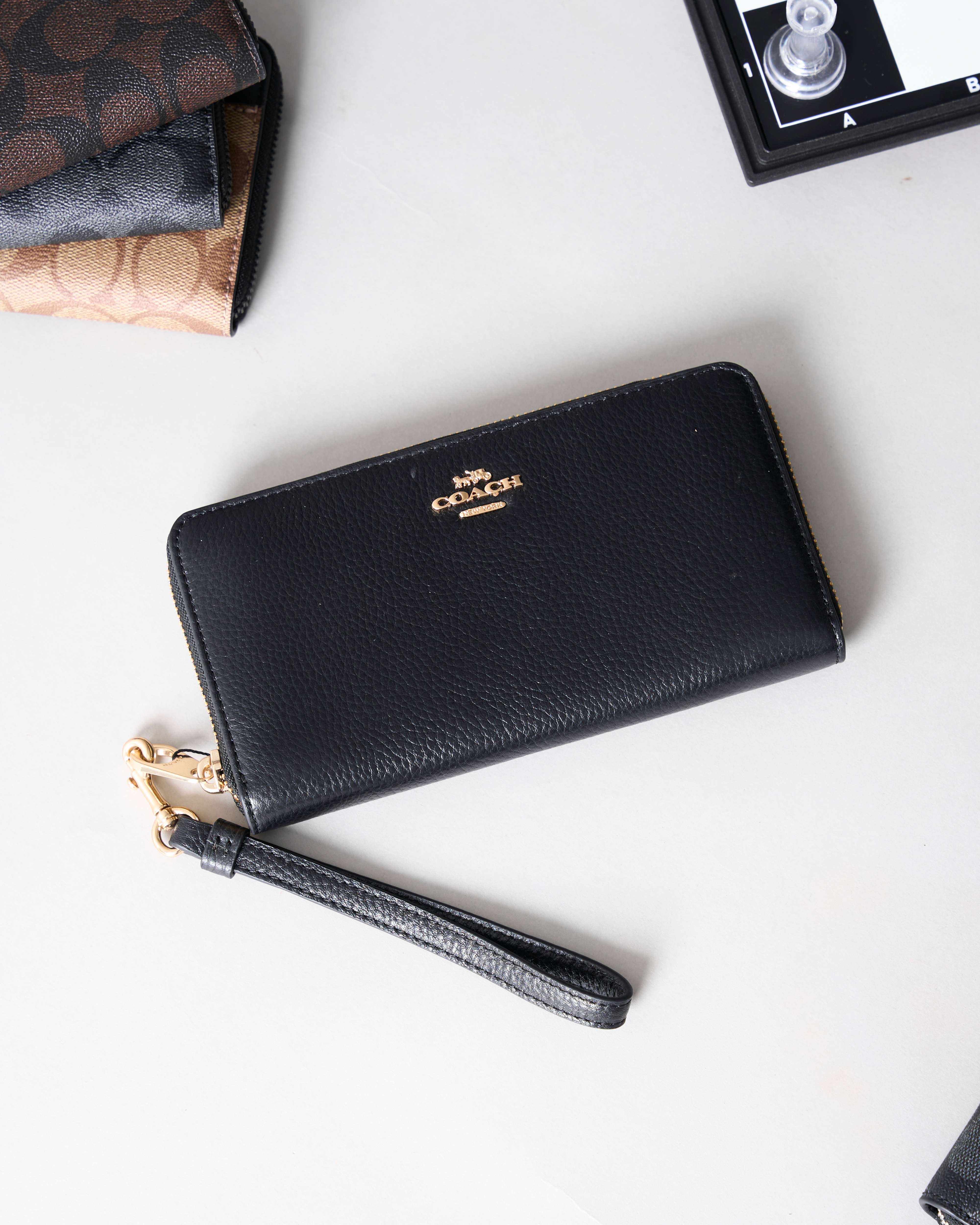 COA BLACK LEATHER ZIP WALLET