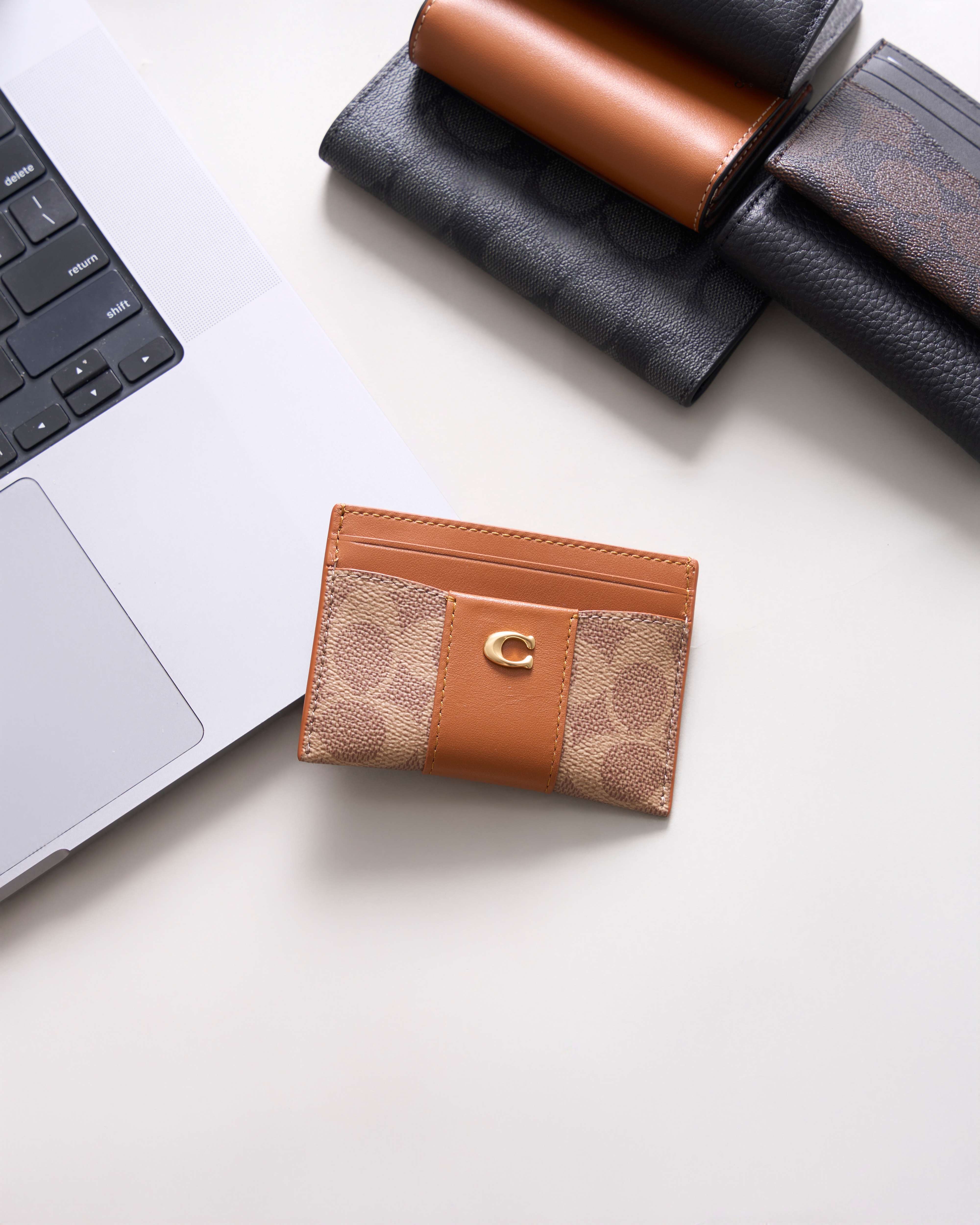 COA ESSENTIAL CARD CASE IN SIGNATURE