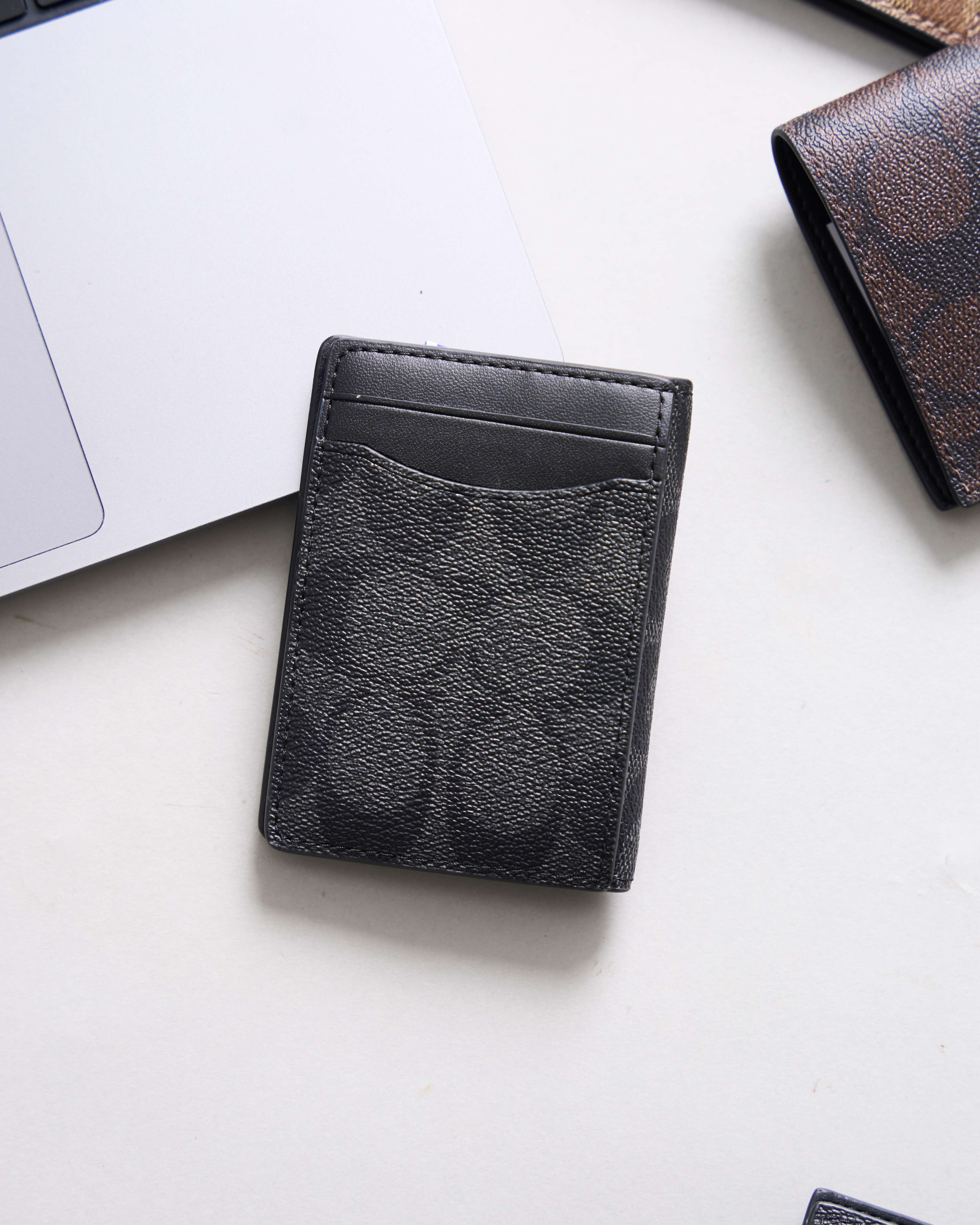 COA MAGNETIC MONO CARD CASE IN SIGNATURE