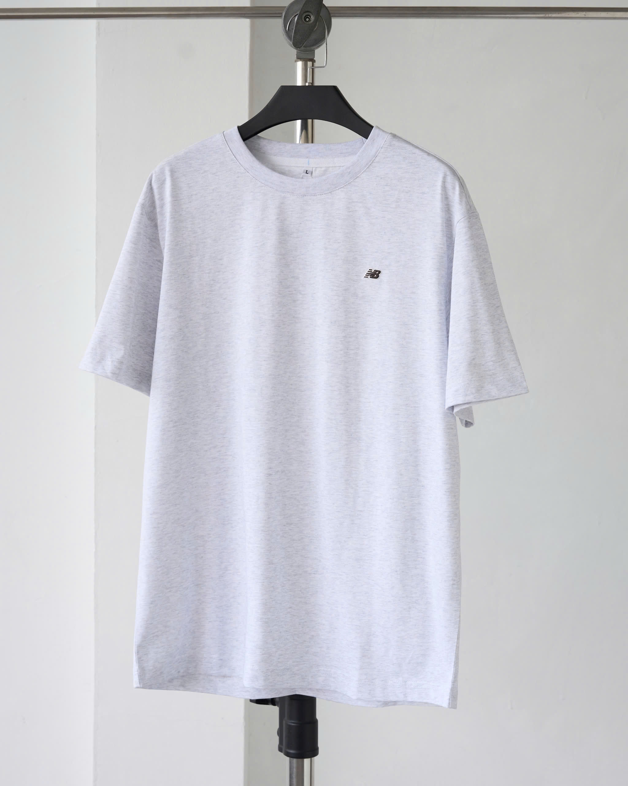 N.B EMBOIDERY ICONIC SMALL LOGO T-SHIRT