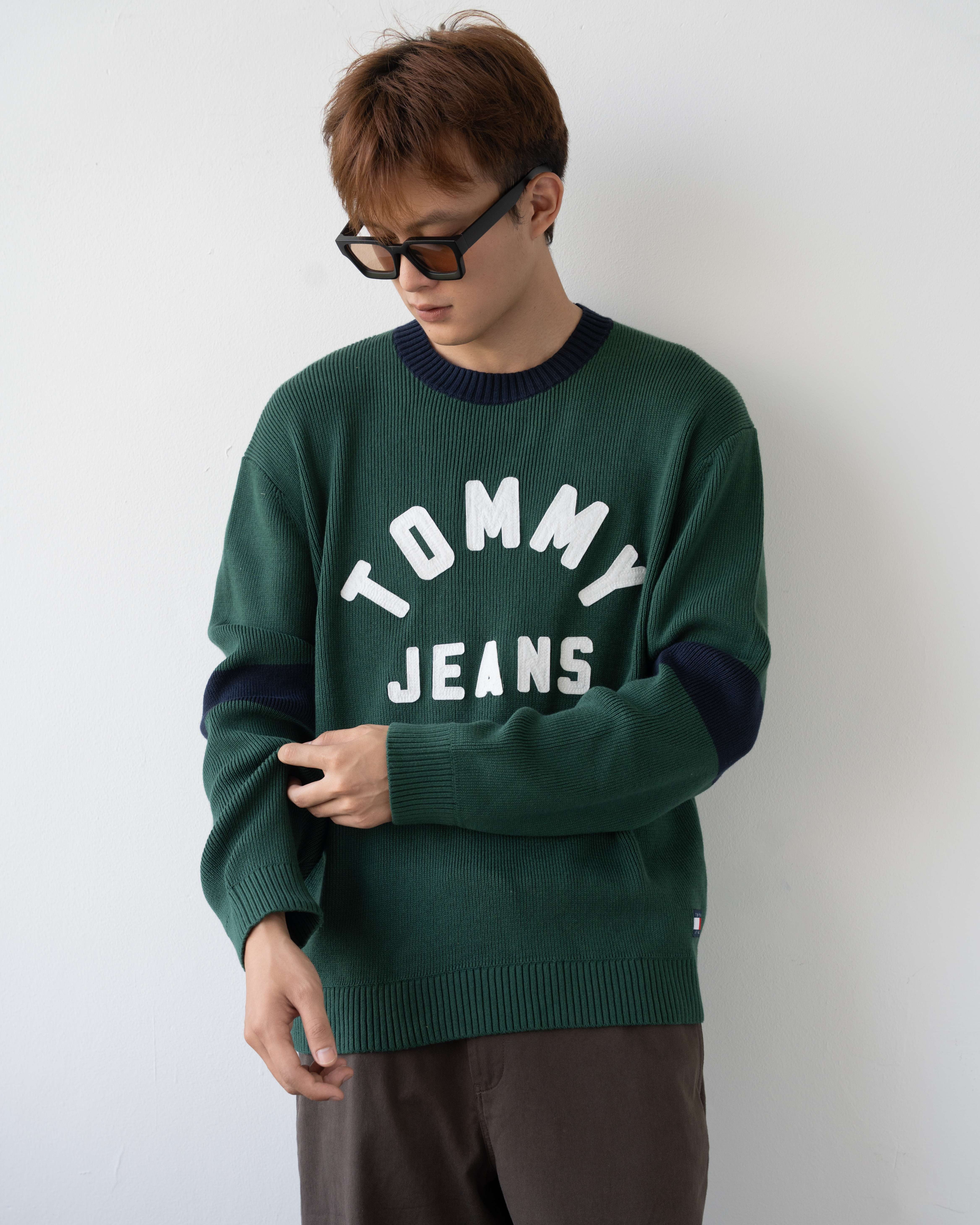 TM BIG PATCH LETTER KNIT SWEATER