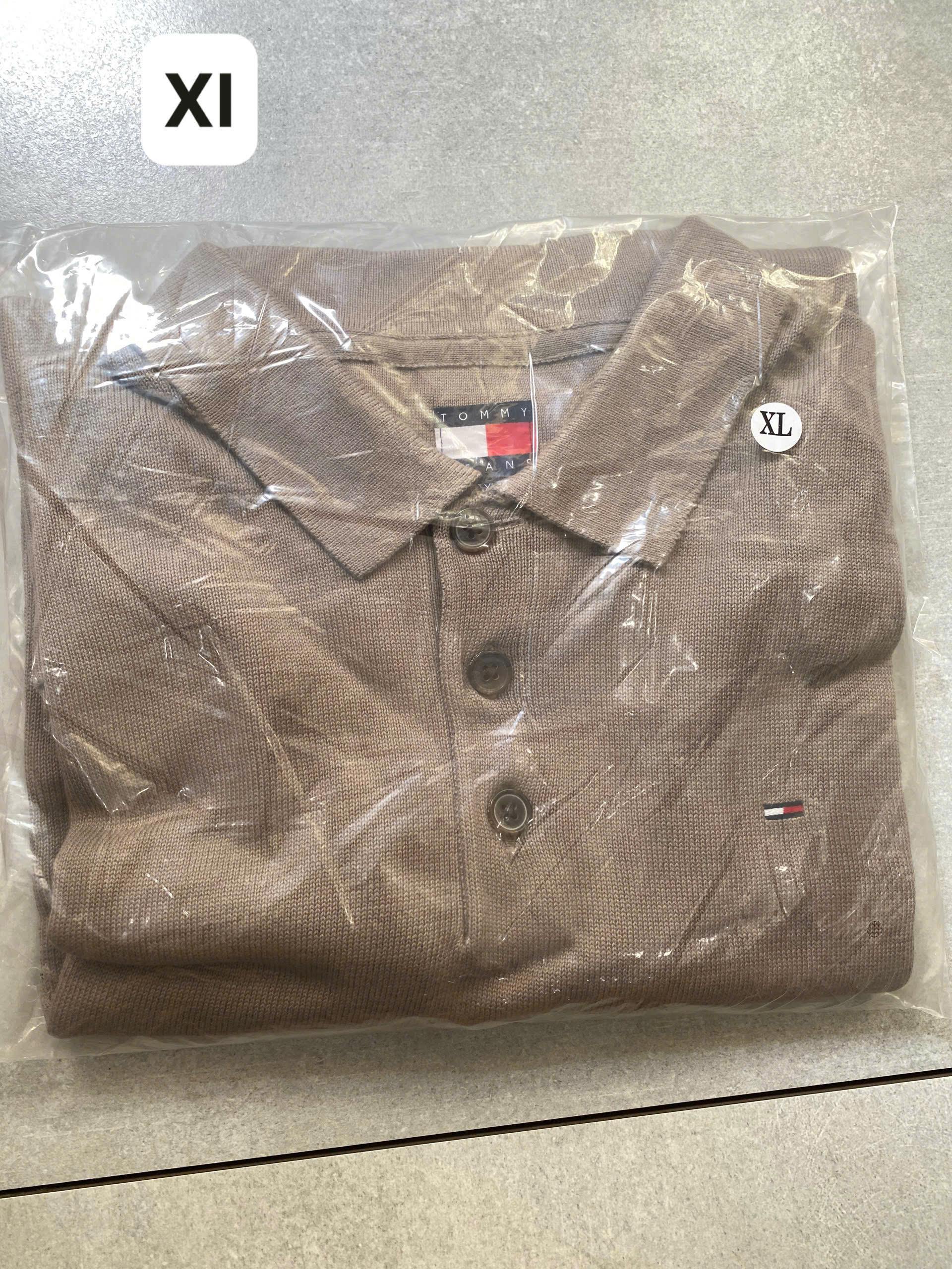 TM BUTTON ICONIC. LOGO POLO KNIT