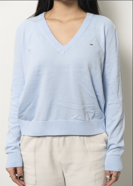 TM JEAN SMALL LOGO V NECK KNIT SWEATER
