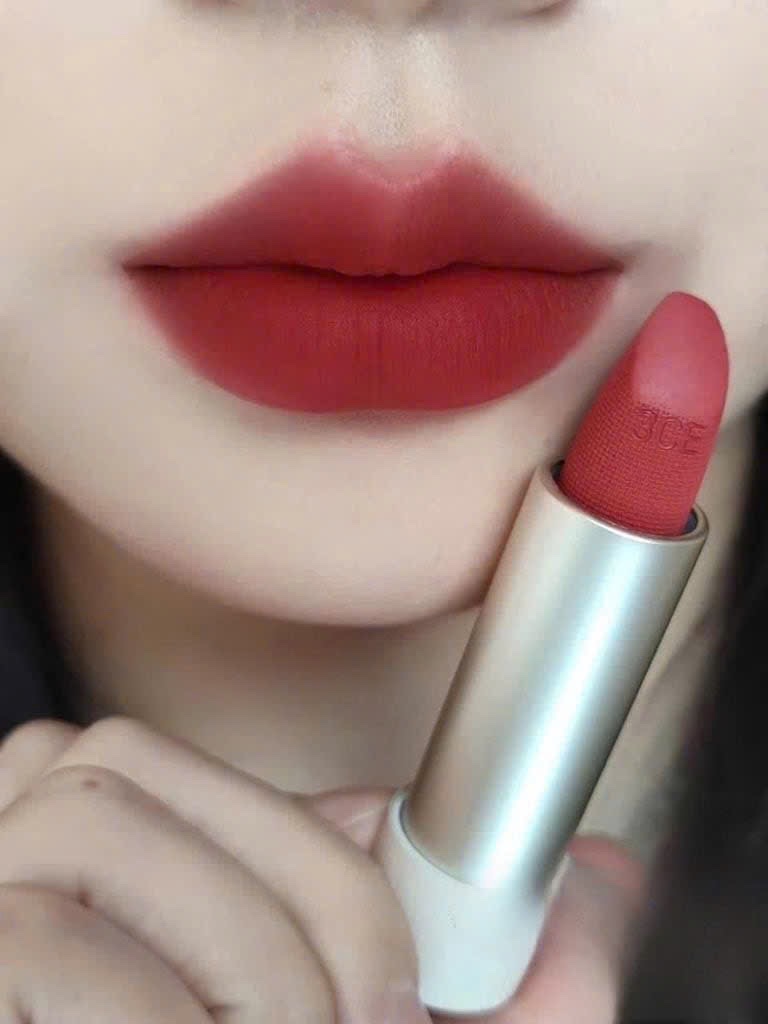 Son Thỏi Mềm Môi 3Ce Cashmere Hug Lipstick #08 Hush Red