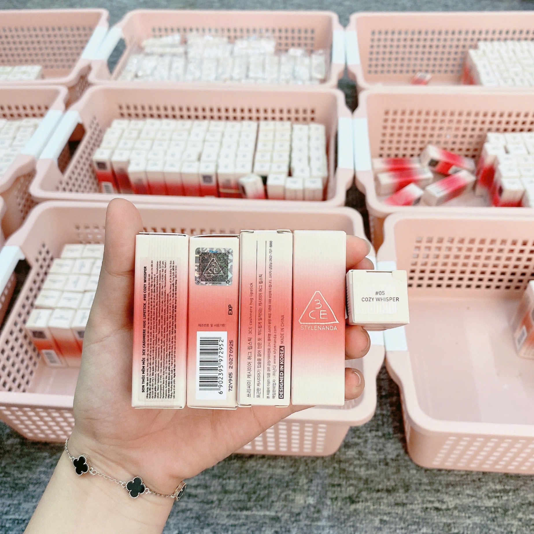 Son Thỏi Mềm Môi 3Ce Cashmere Hug Lipstick #05 Cozy Whisper