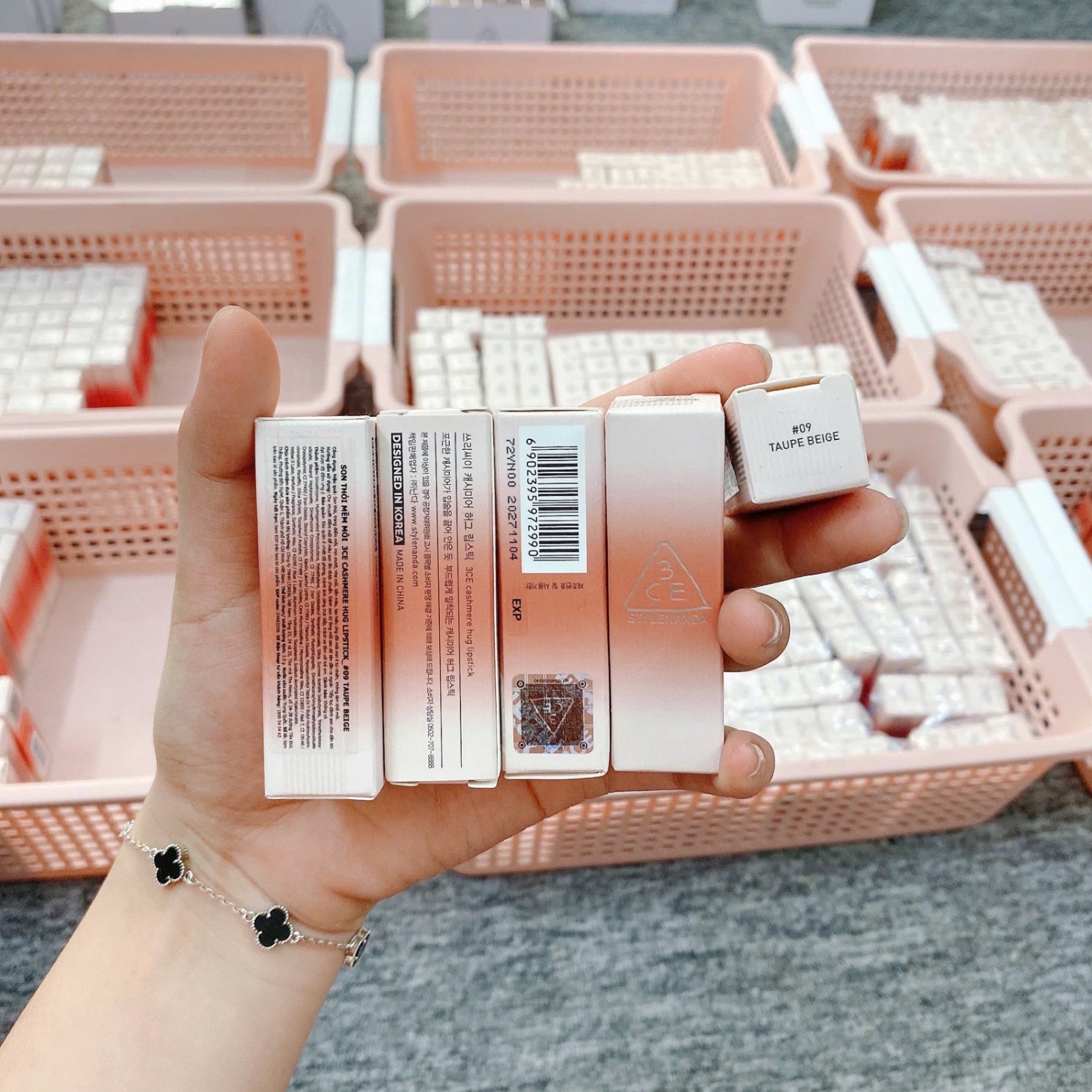 Son Thỏi Mềm Môi 3Ce Cashmere Hug Lipstick #09 Taupe Beige