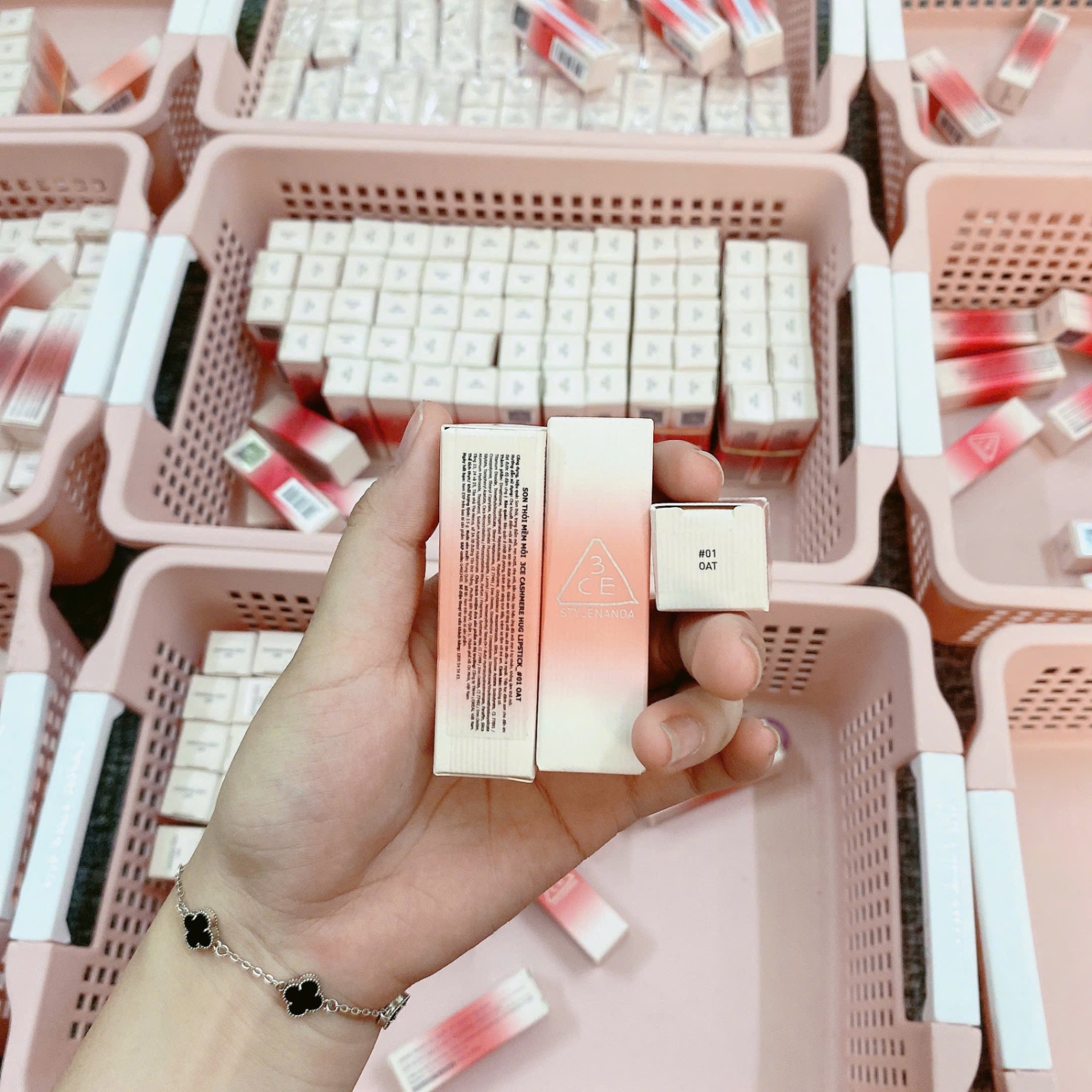 Son Thỏi Mềm Môi 3Ce Cashmere Hug Lipstick #01 OAT
