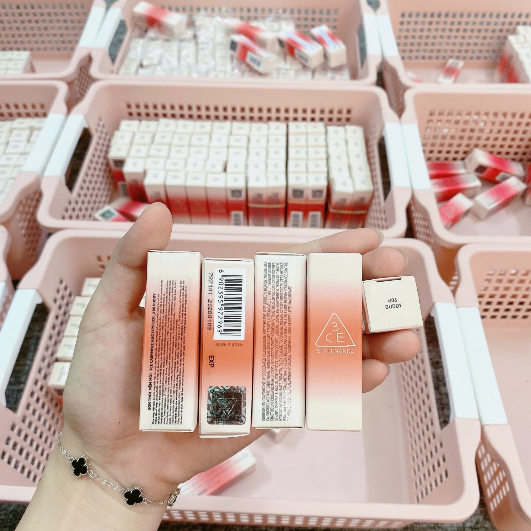 Son Thỏi Mềm Môi 3Ce Cashmere Hug Lipstick #06 Buddy