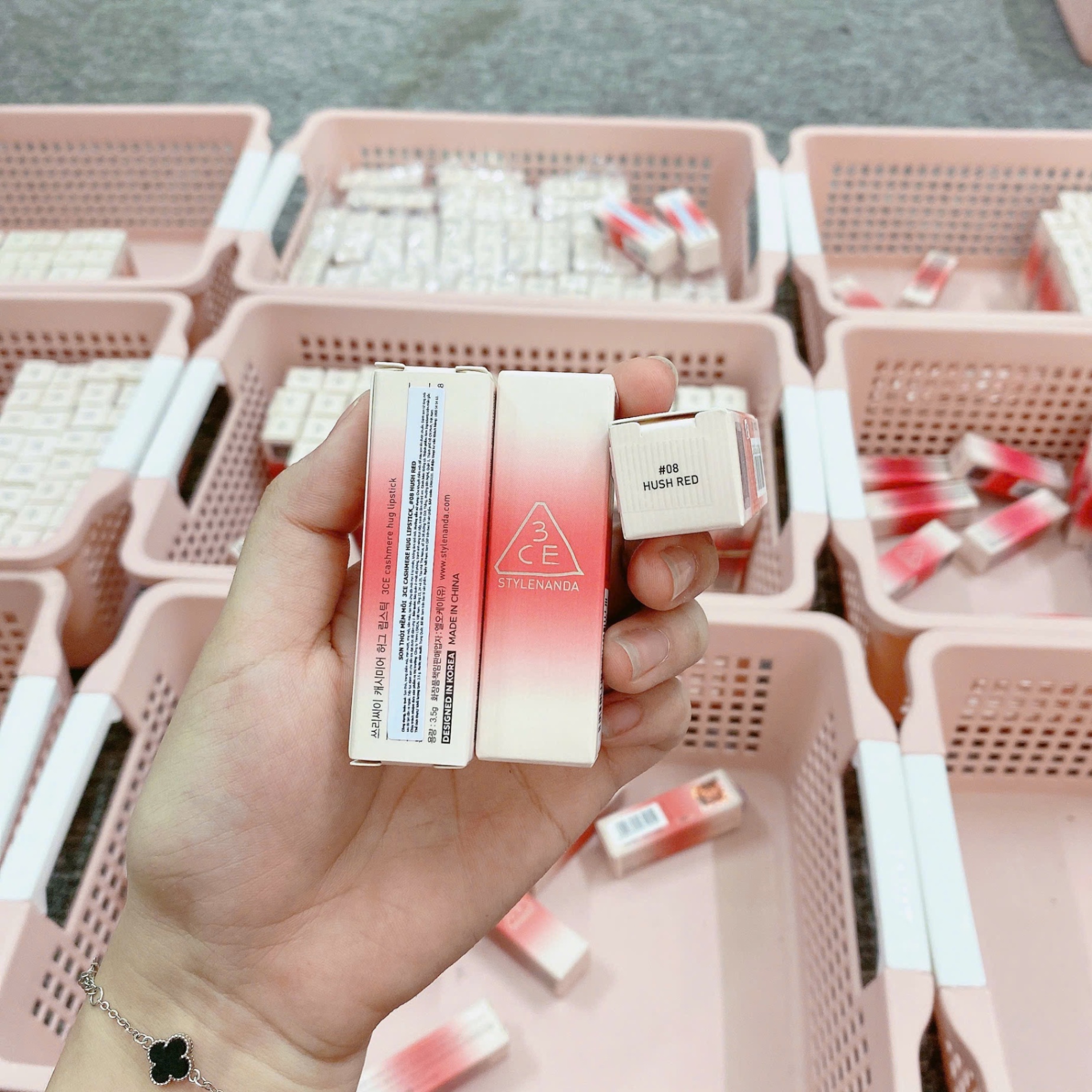 Son Thỏi Mềm Môi 3Ce Cashmere Hug Lipstick #08 Hush Red