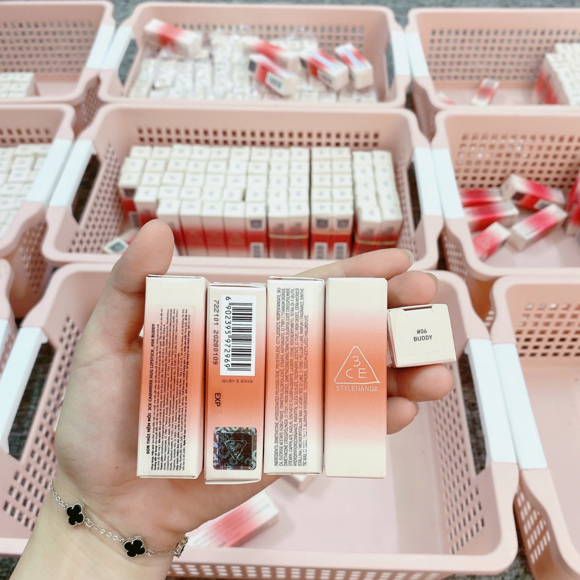Son Thỏi Mềm Môi 3Ce Cashmere Hug Lipstick #06 Buddy