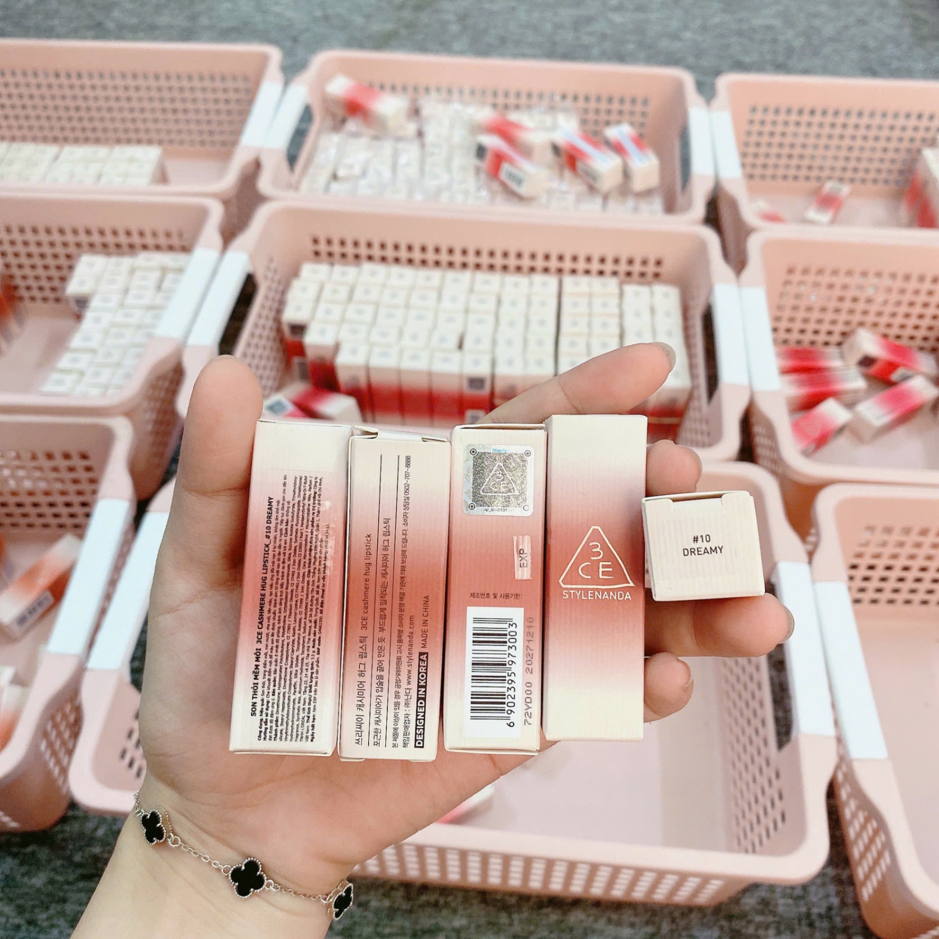 Son Thỏi Mềm Môi 3Ce Cashmere Hug Lipstick #10 Dremy