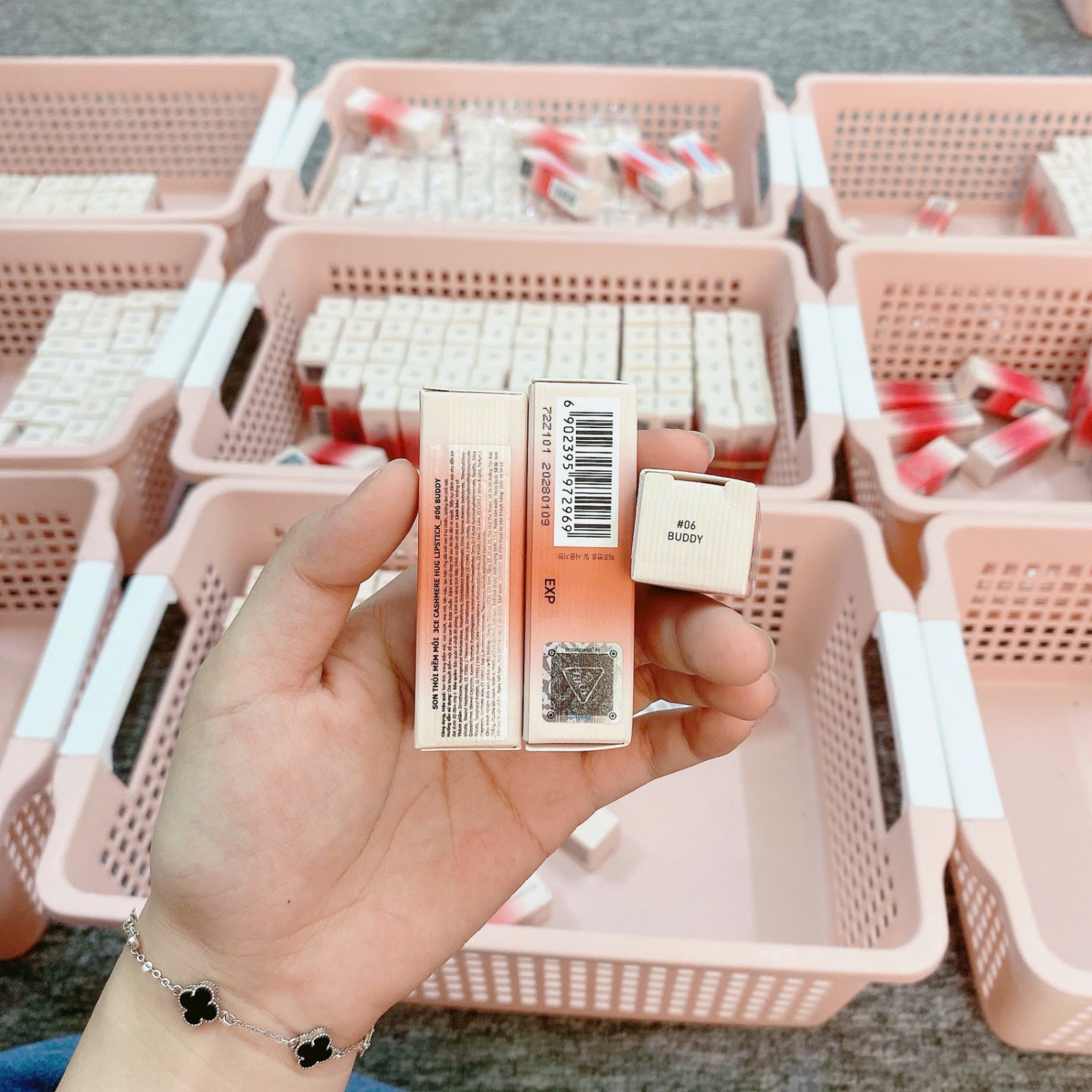 Son Thỏi Mềm Môi 3Ce Cashmere Hug Lipstick #06 Buddy