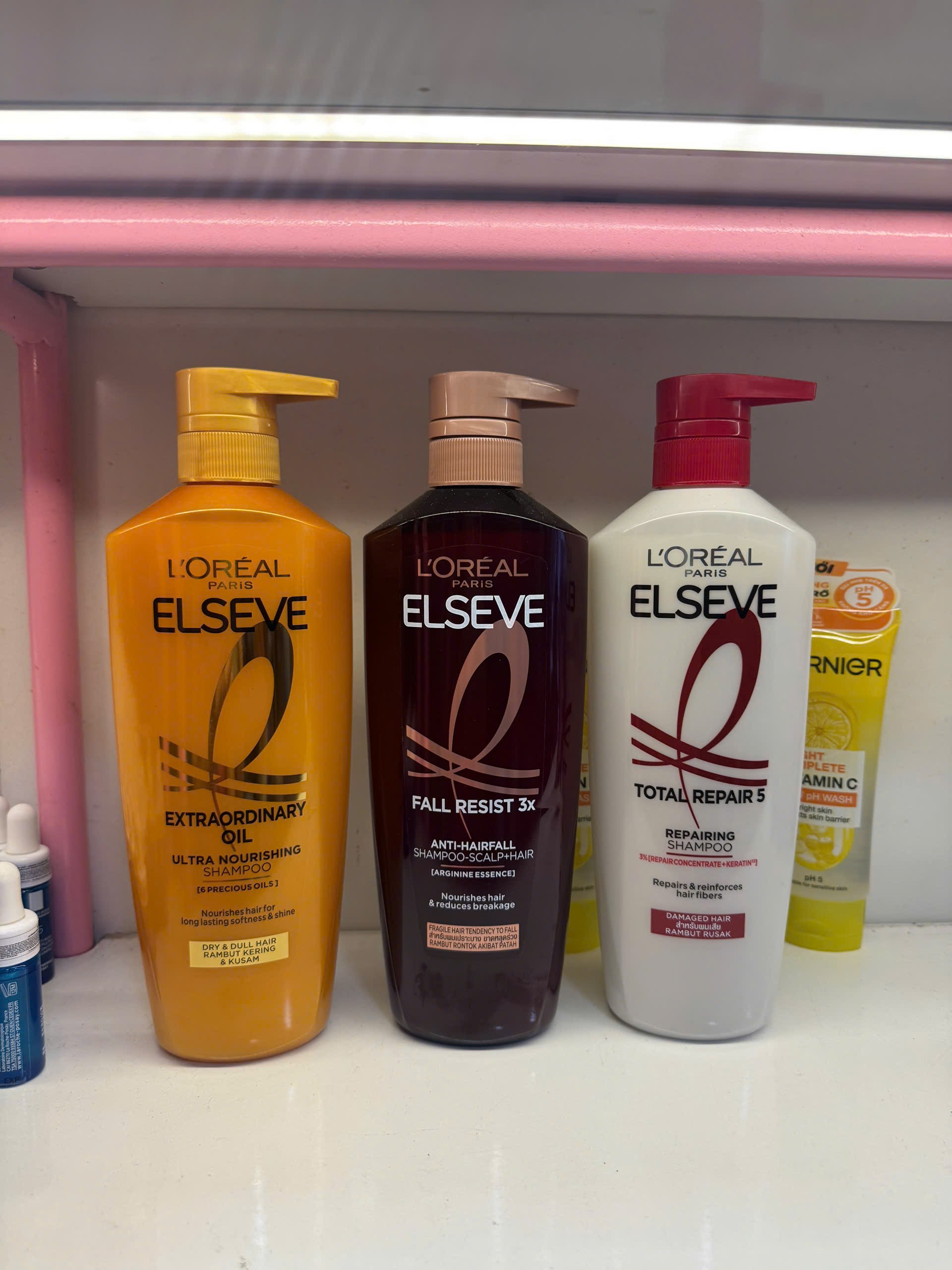 Dầu gội L'Oreal Paris Elseve Total Repair % Repaiting Shampoo 620ml - Vòi Đỏ