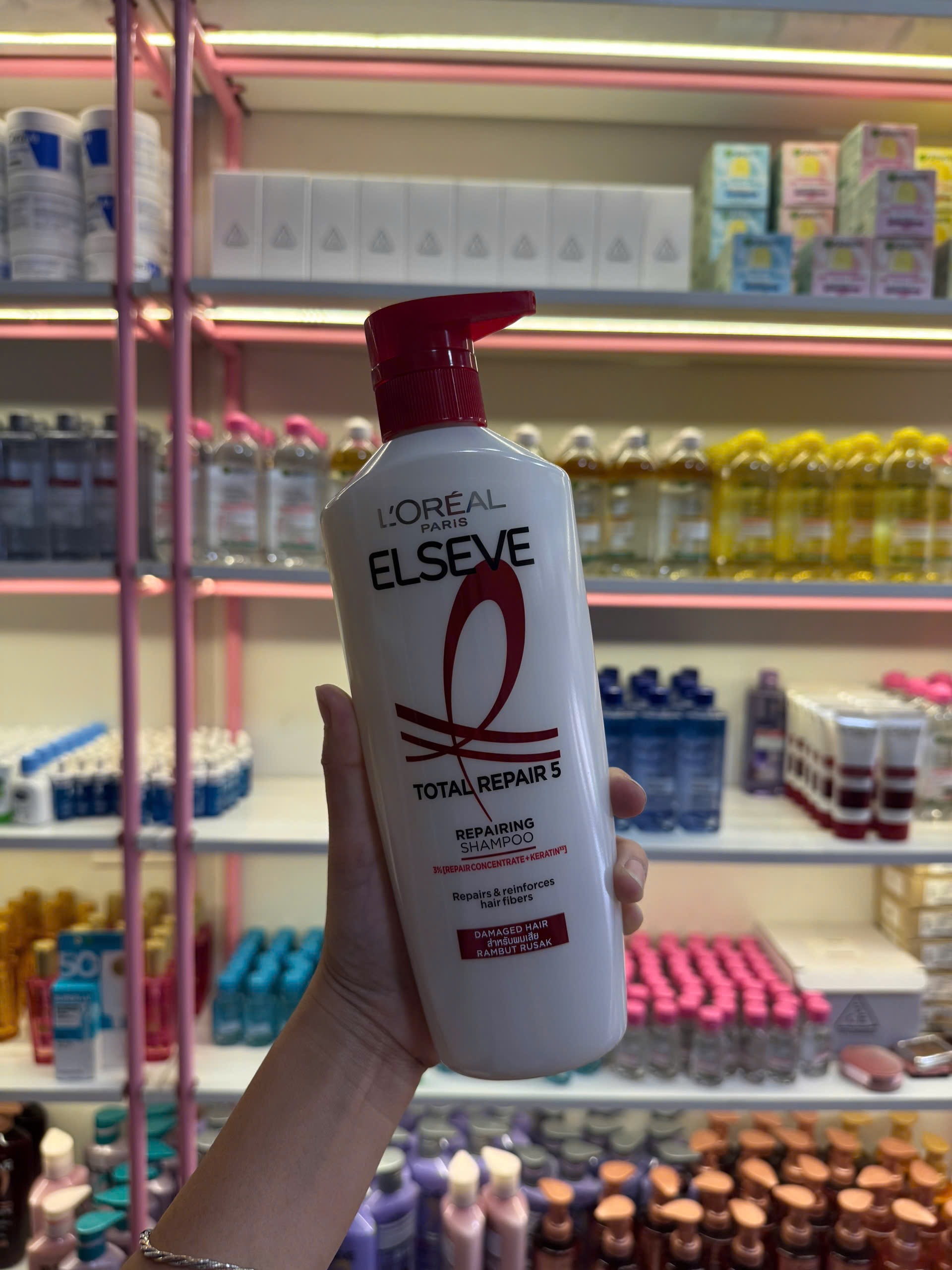 Dầu gội L'Oreal Paris Elseve Total Repair % Repaiting Shampoo 620ml - Vòi Đỏ