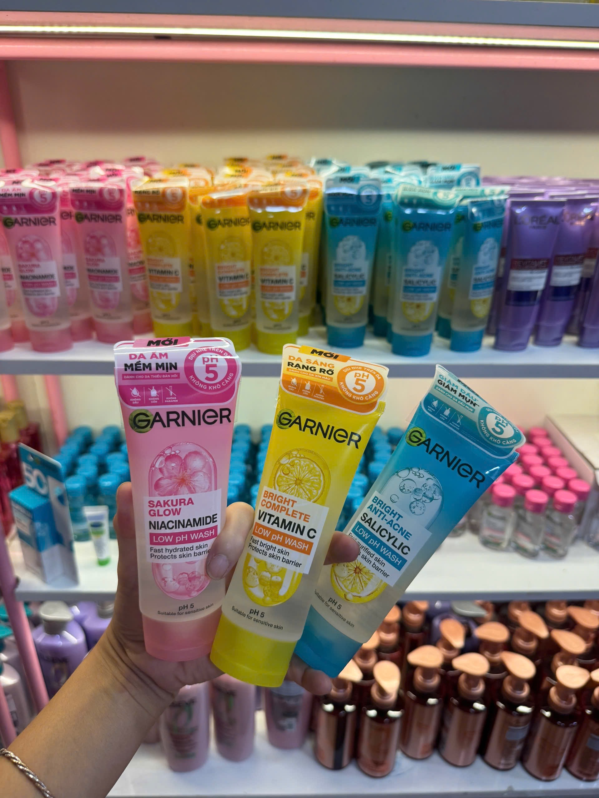 Sữa Rửa Mặt Garnier Sakura Glow Niacinamide Low pH Wash 100ml - Vỏ Hồng