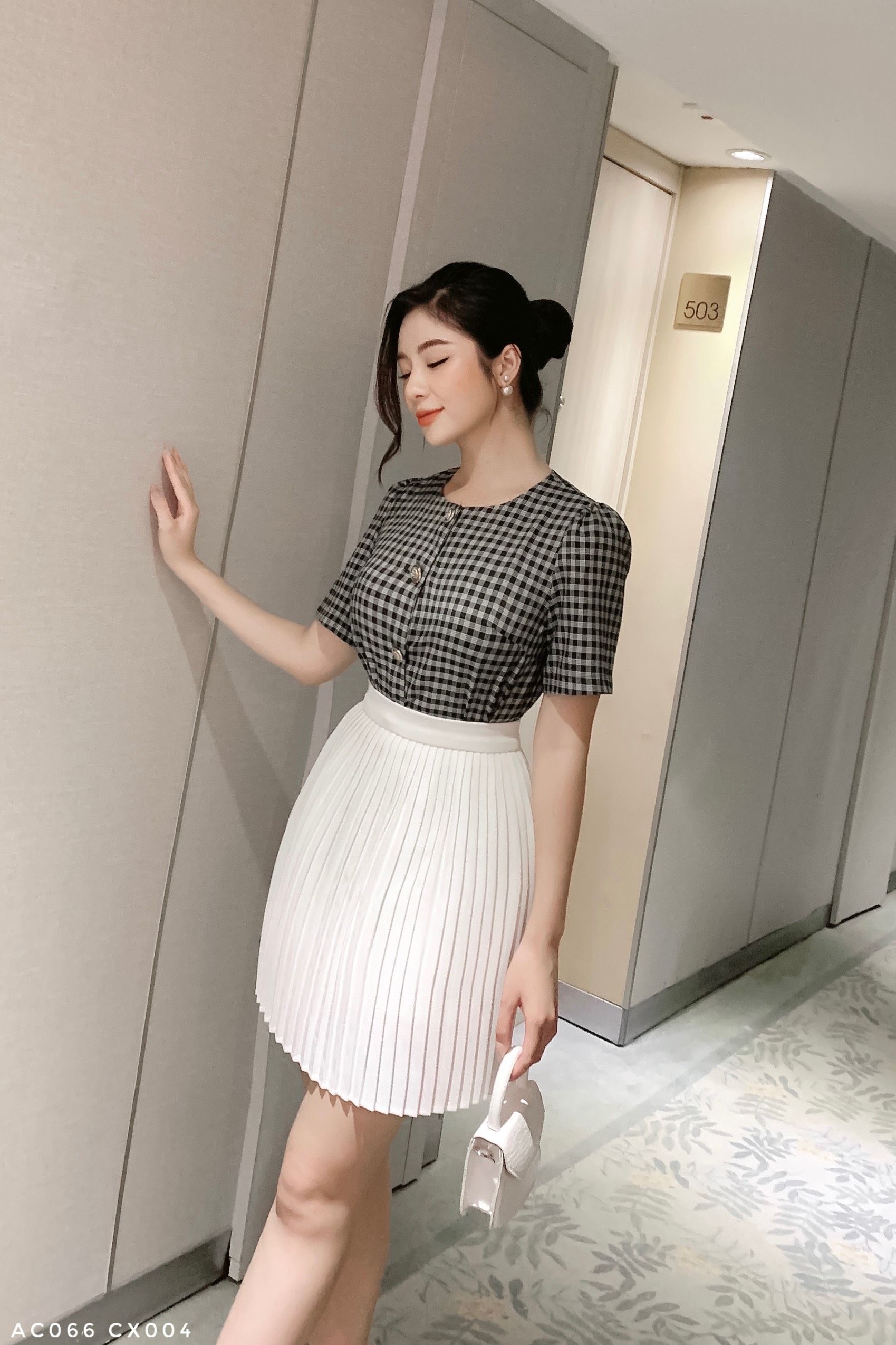 Áo croptop cúc đồng trẻ trung