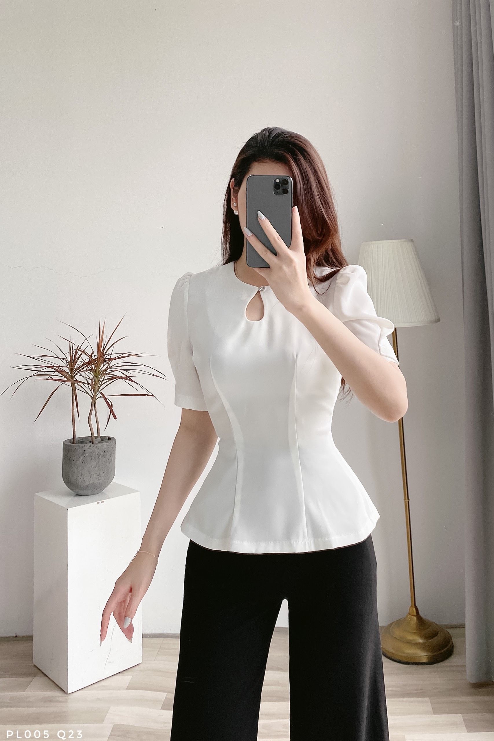 Áo peplum tay bồng cổ khoét đính cúc sang chảnh