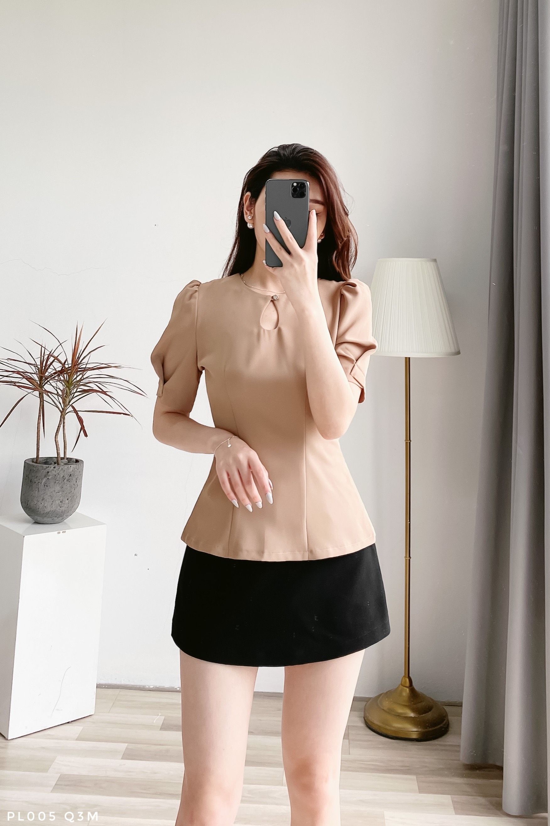 Áo peplum tay bồng cổ khoét đính cúc sang chảnh