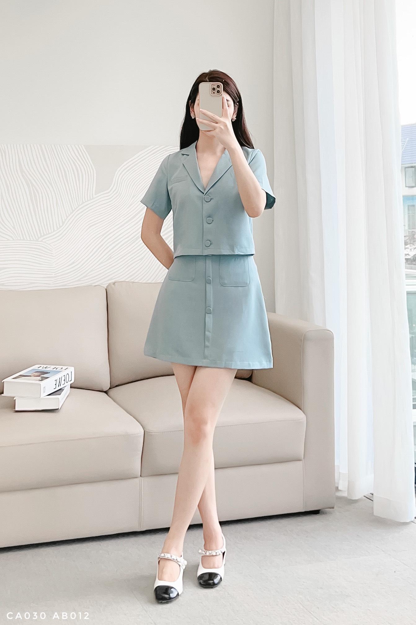 Áo blazer dáng ngắn phối cúc trẻ trung