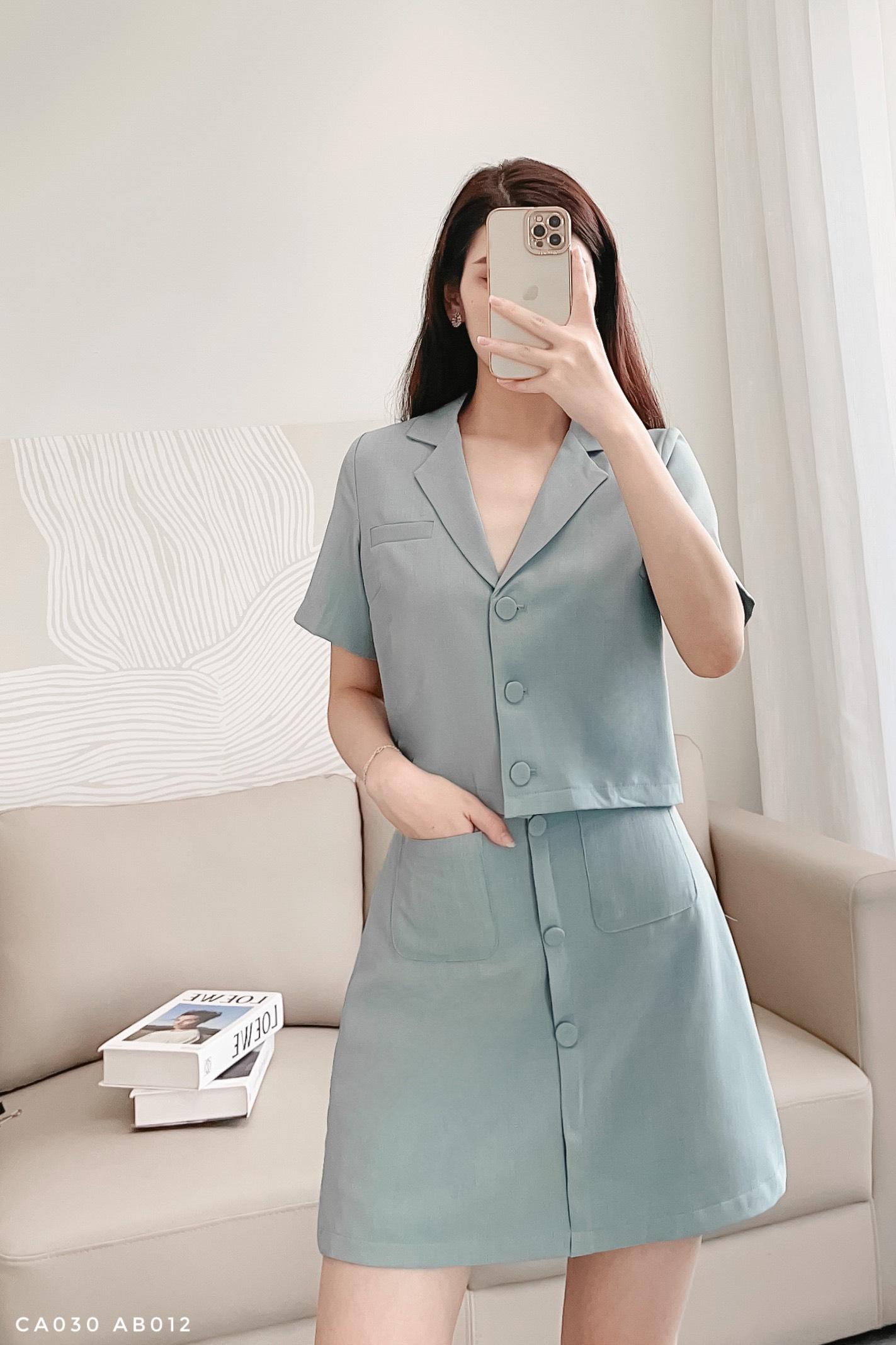 Áo blazer dáng ngắn phối cúc trẻ trung