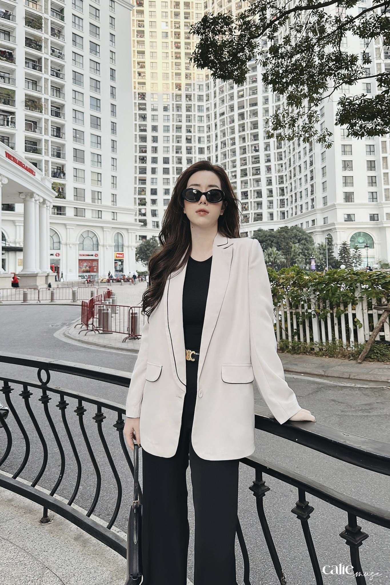 Áo blazer cổ cách điệu phối viền sang chảnh