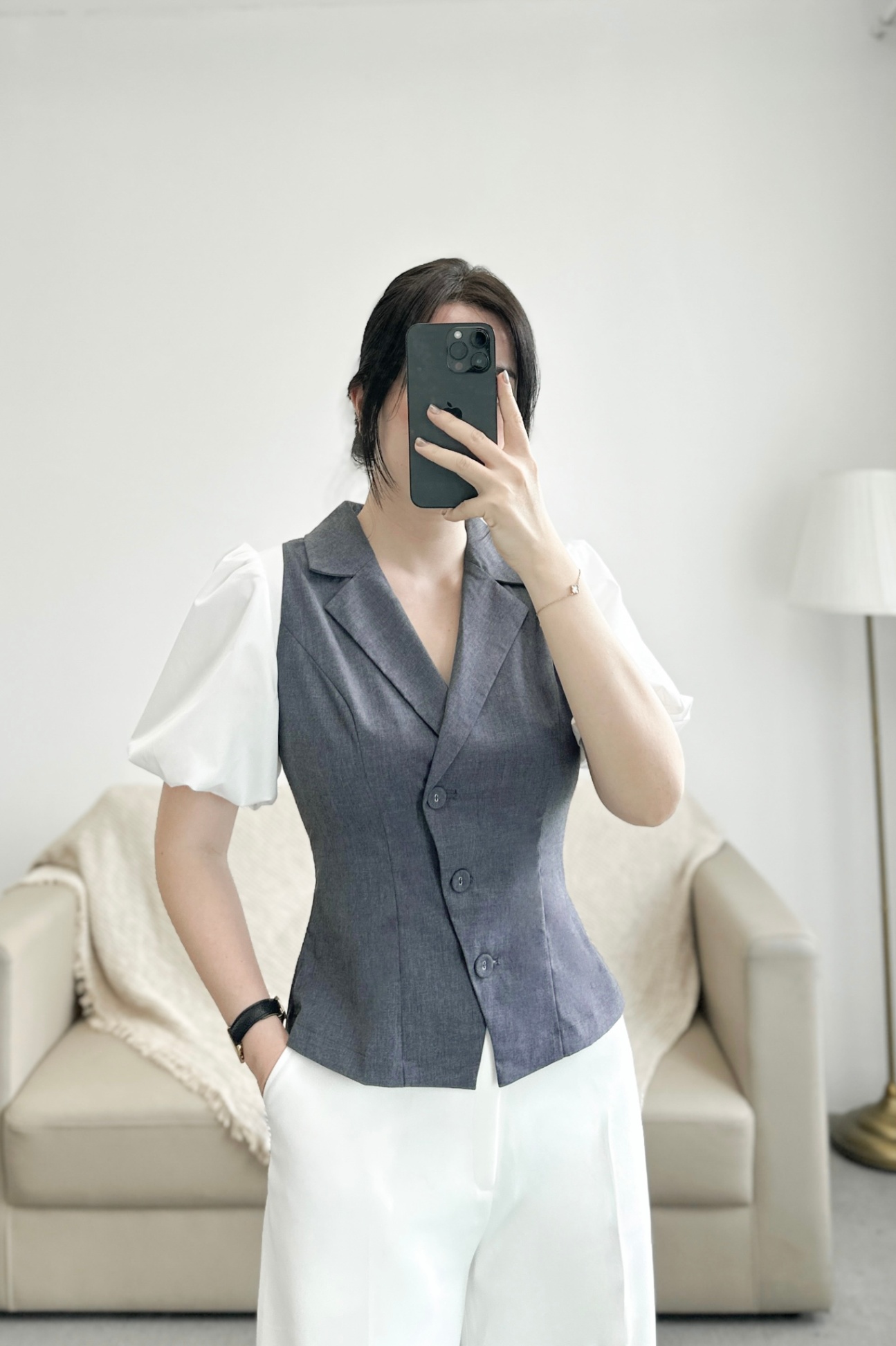 Áo cách điệu cổ vest tay bồng xẻ gấu