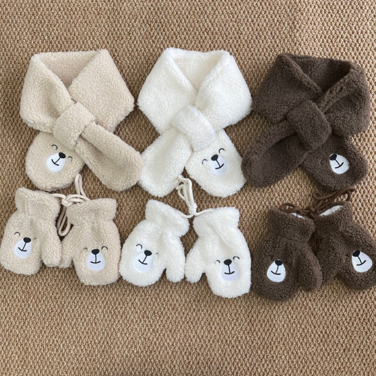 Set khăn +găng tay lông cừu thêu gấu