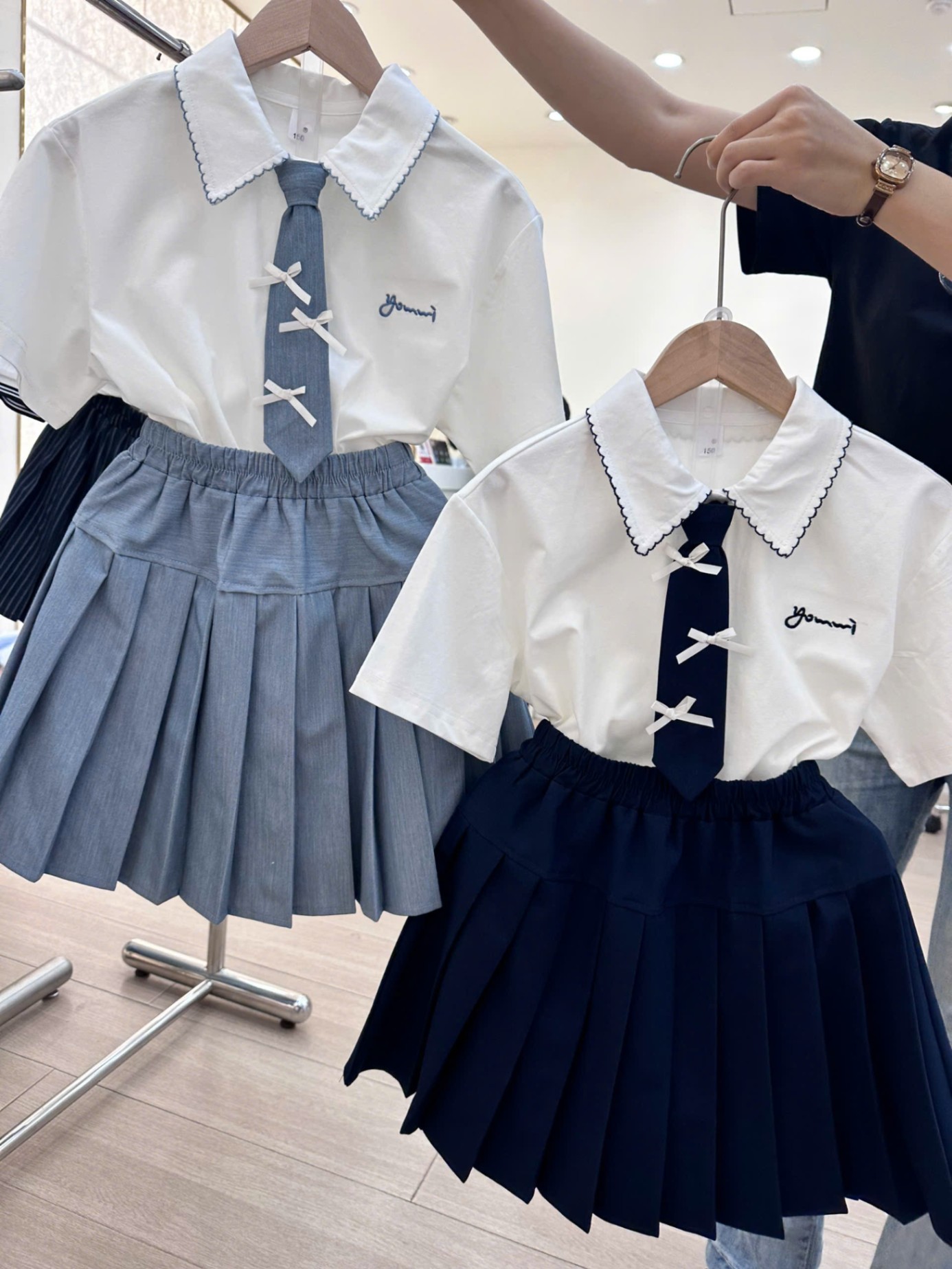 258A127 - set áo cổ polo mix chân váy cà vạt