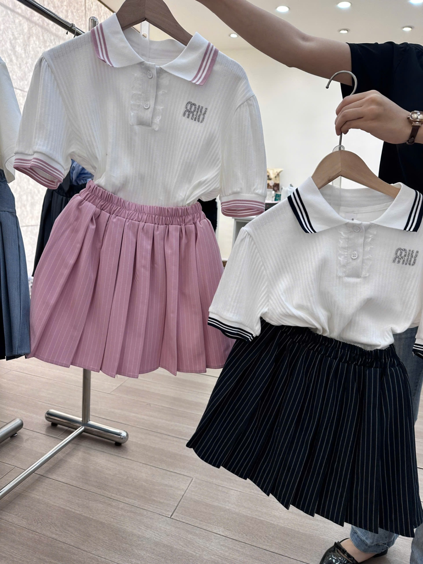 258A78 - set áo polo miumiu kèm chân váy