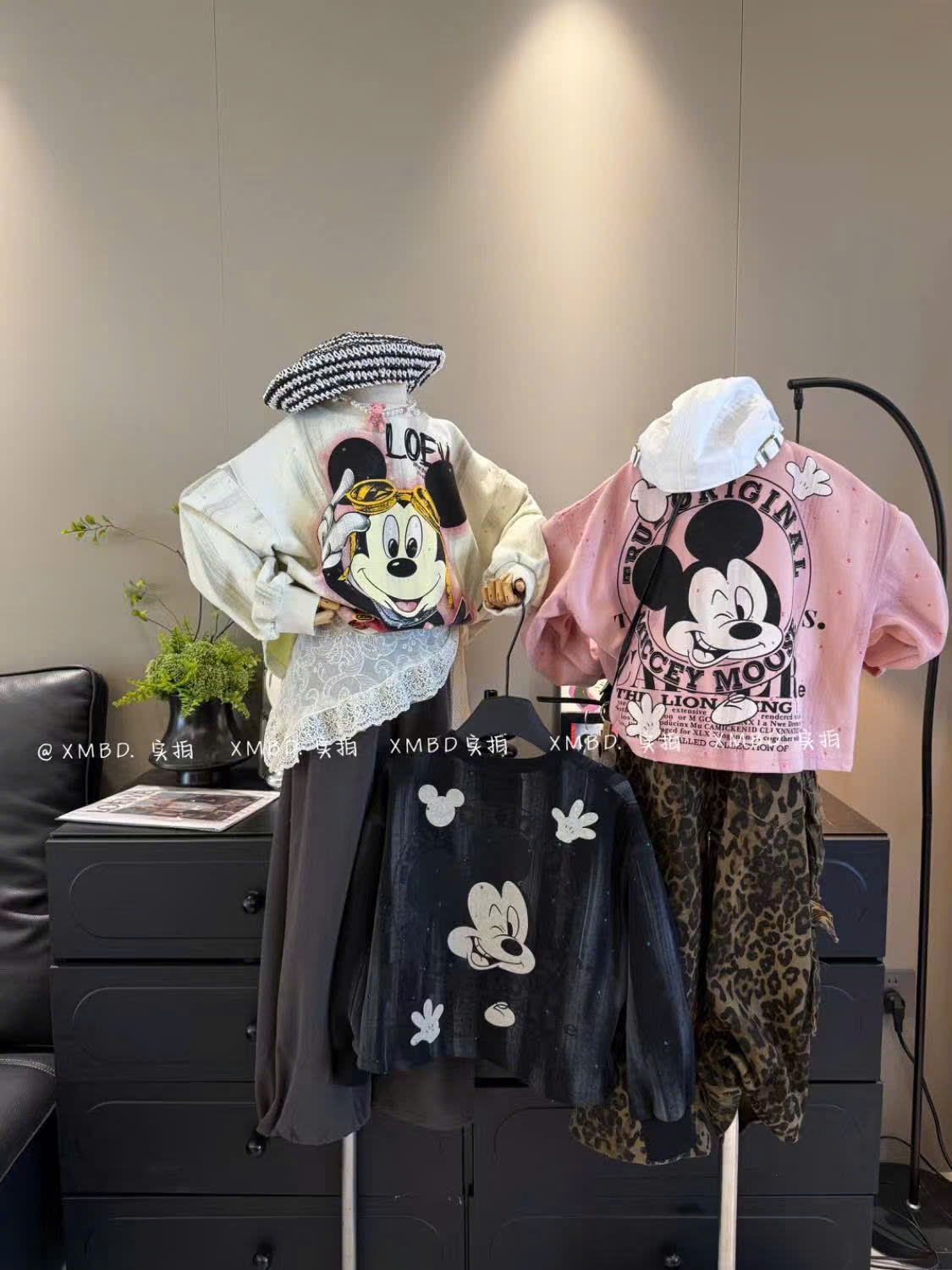 3WY69 - áo nỉ rách mickey LOVES
