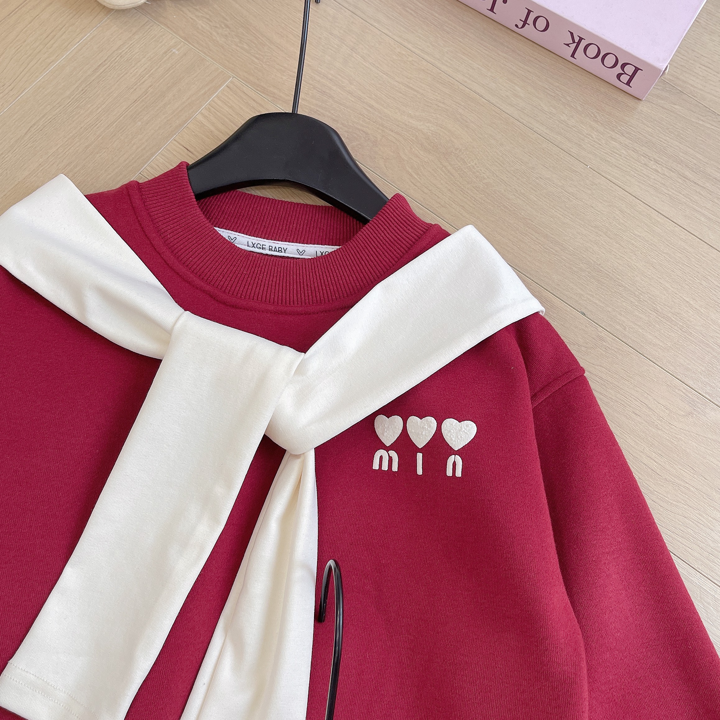 A25967-ÁO NỈ TRÁI TIM KÈM KHĂN BÉ GÁI QCCC
