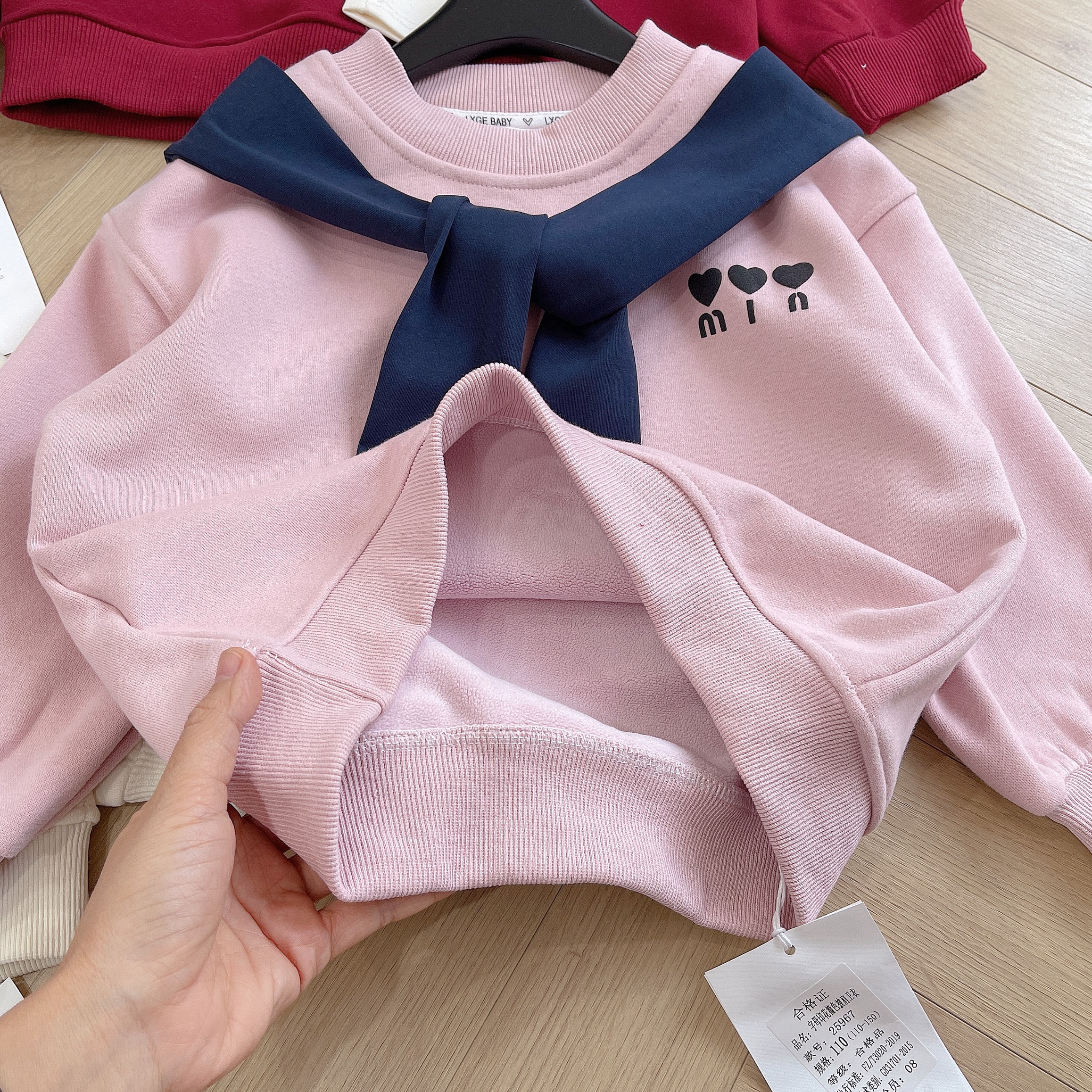 A25967-ÁO NỈ TRÁI TIM KÈM KHĂN BÉ GÁI QCCC