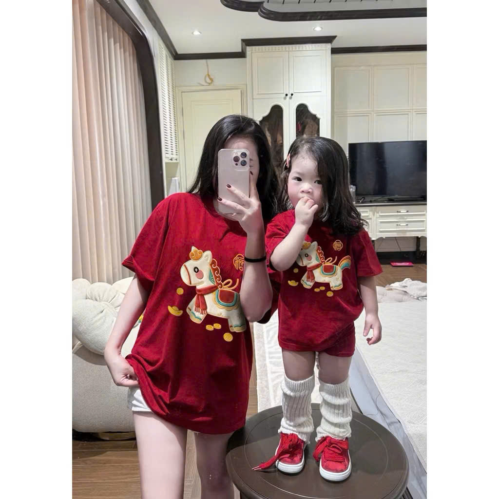 ÁO PHÔNG GIA ĐÌNH NGỰA ĐỎ
