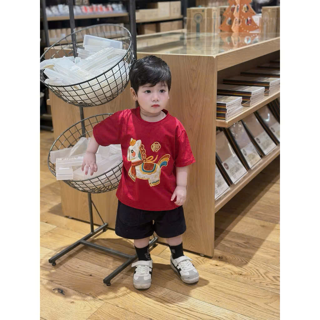 ÁO PHÔNG GIA ĐÌNH NGỰA ĐỎ