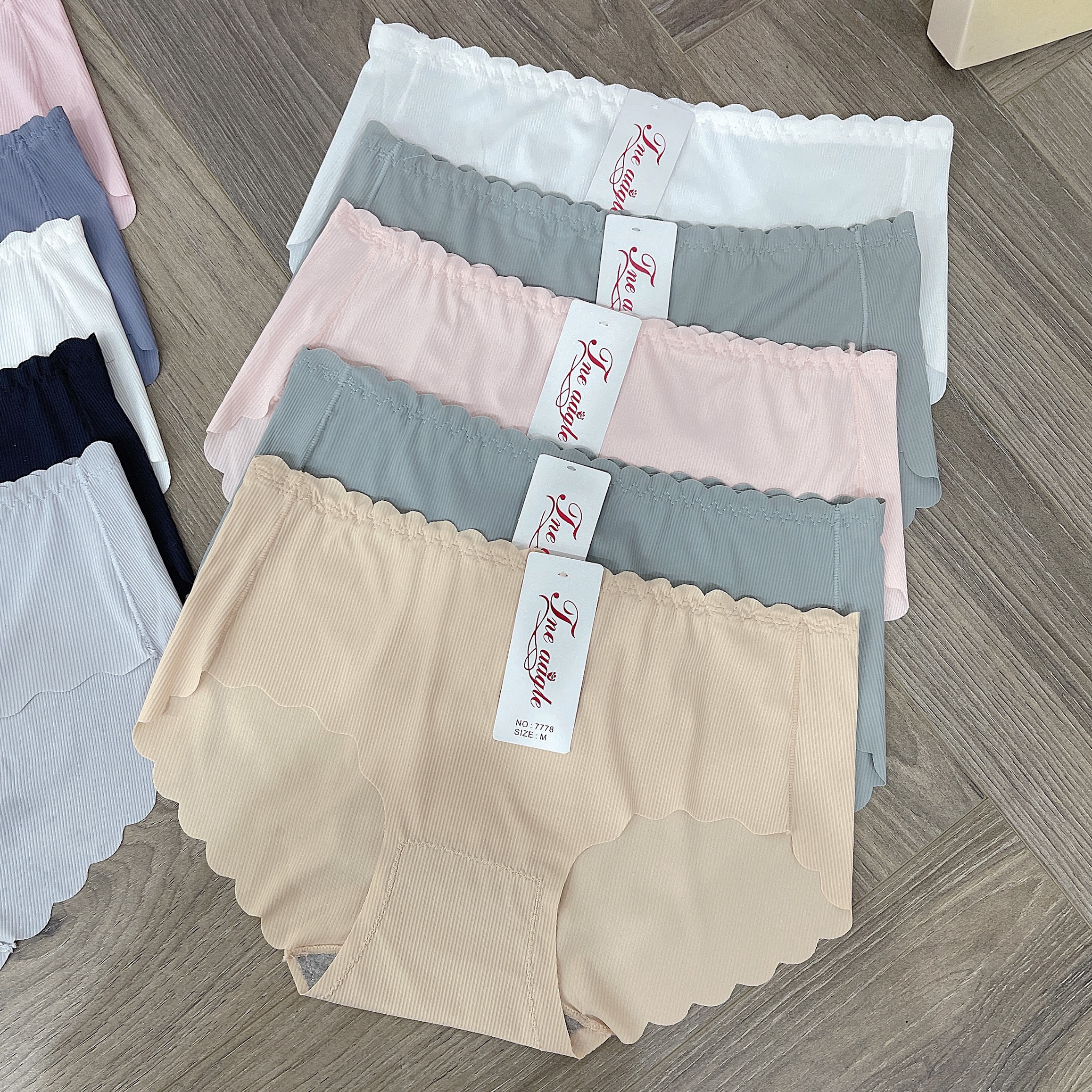 QL7778-QUẦN LÓT LÁ SEN KHÔNG ĐƯỜNG MAY
