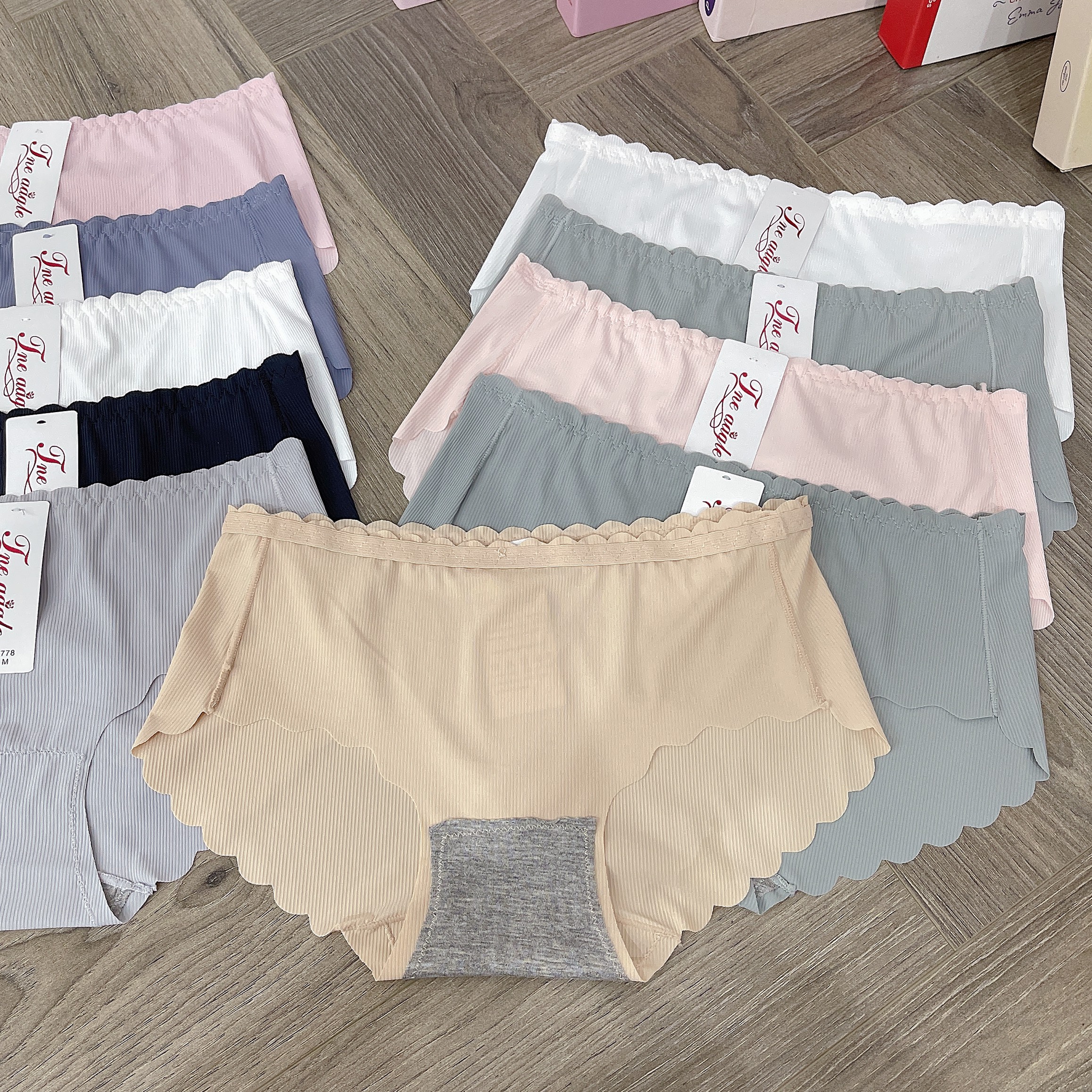 QL7778-QUẦN LÓT LÁ SEN KHÔNG ĐƯỜNG MAY