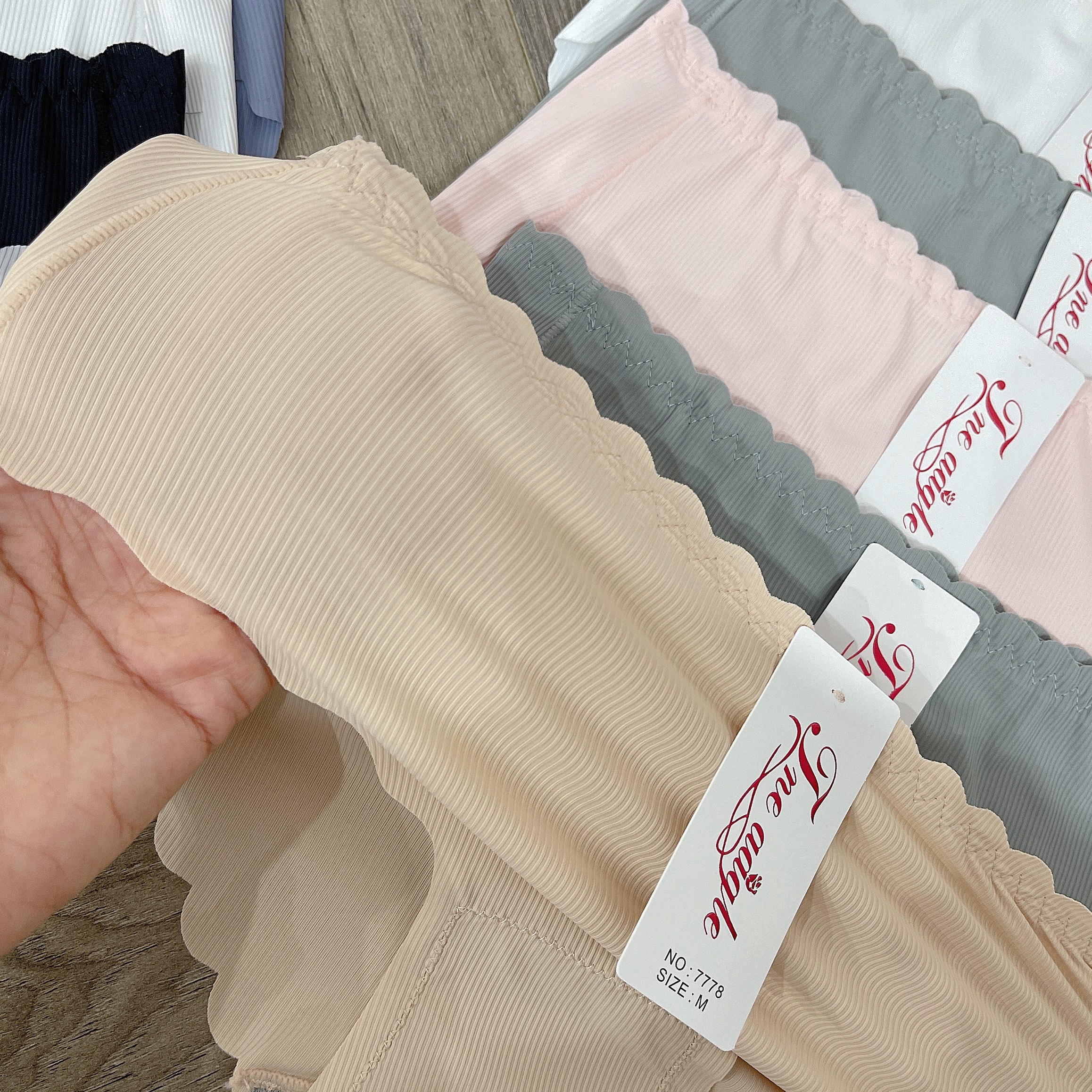QL7778-QUẦN LÓT LÁ SEN KHÔNG ĐƯỜNG MAY