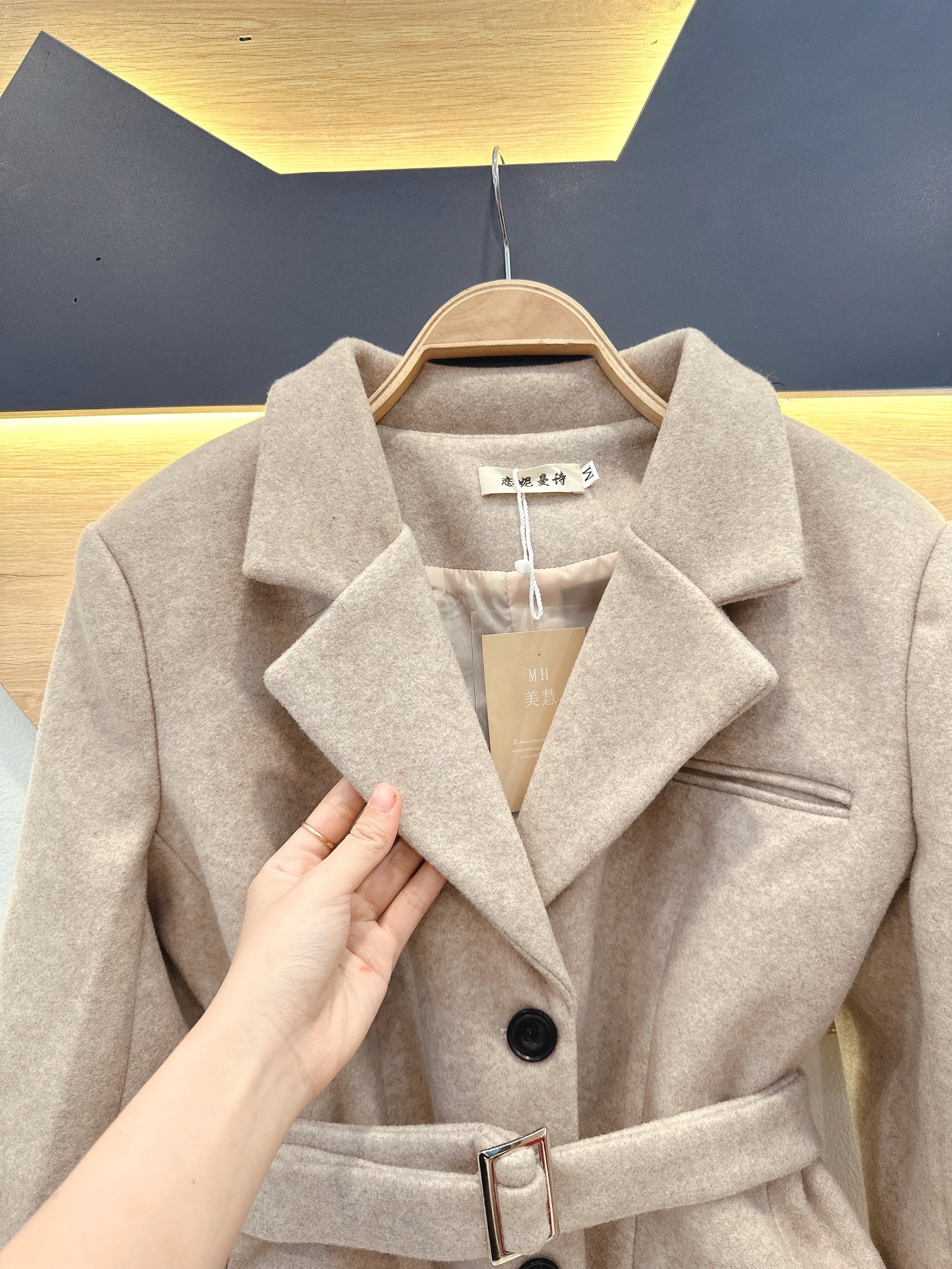 8 kiểu áo khoác dạ cổ vest chuẩn đẹp cho nữ giáo viên