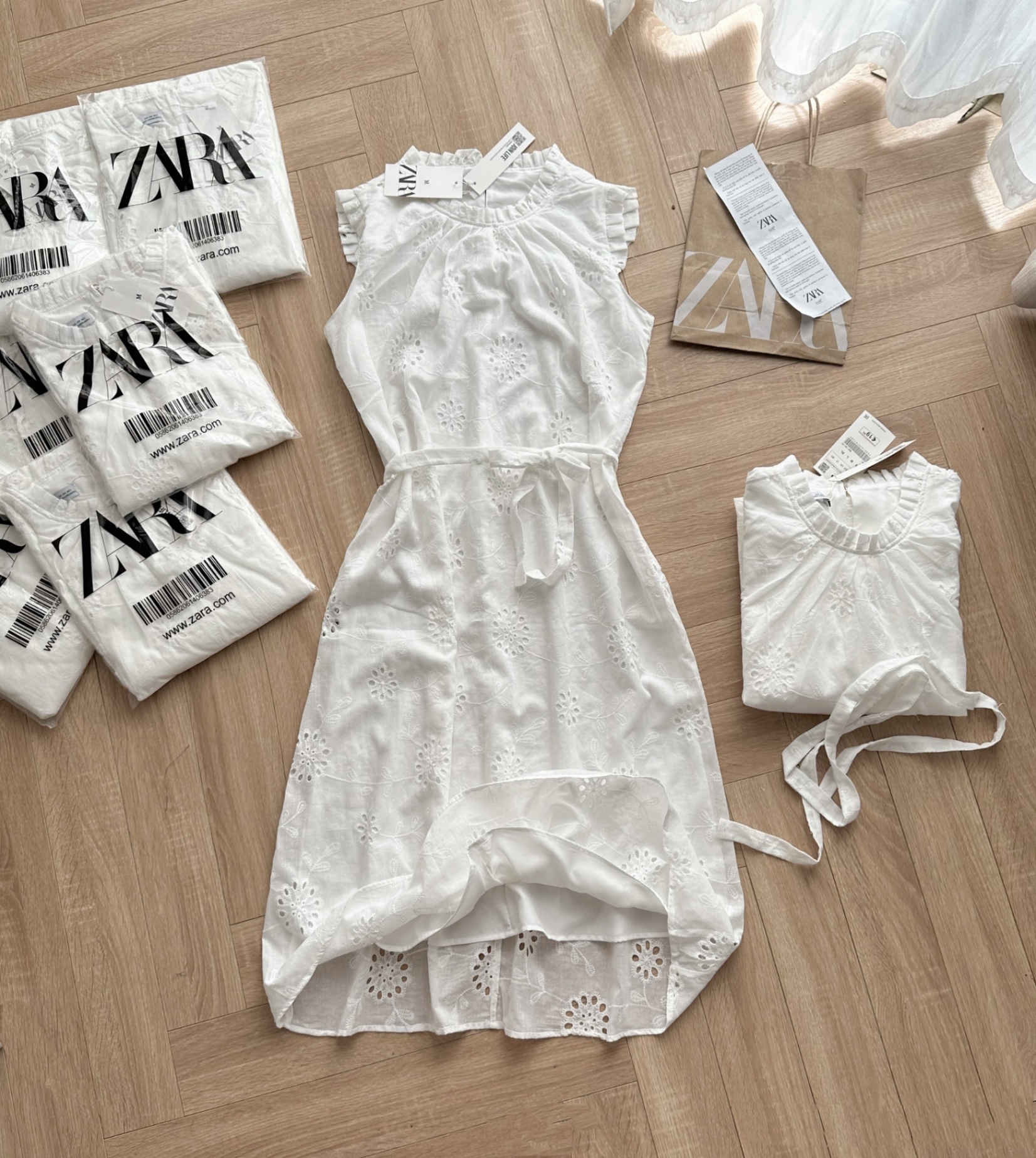 Váy trắng ren thô đục lỗ form babydoll dài tay cổ lọ gài cúc kèm dây thắt  eo 🕊 em có bán cả dây belt da mẫu... | Instagram