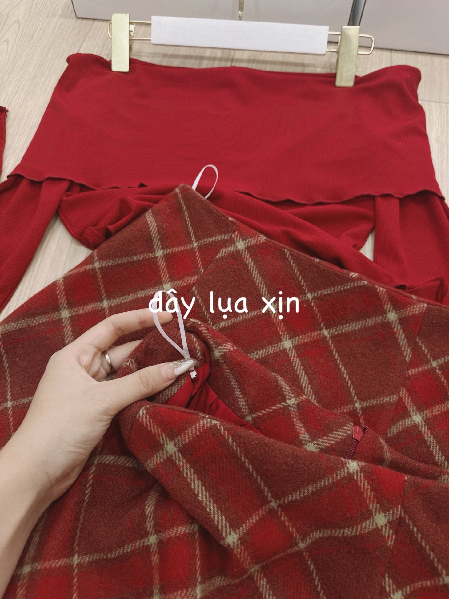 Set áo len đỏ + chân váy kem dài | Lazada.vn