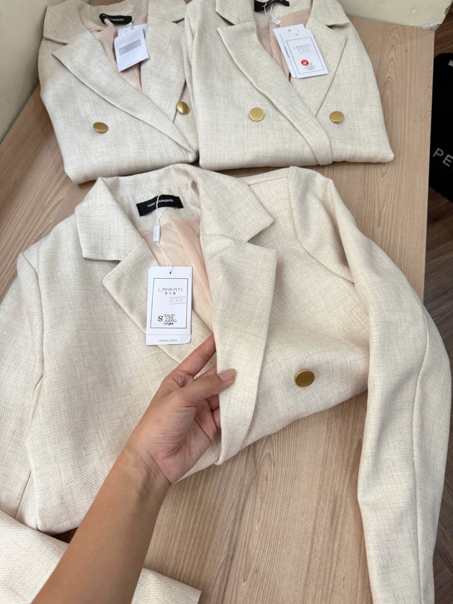 ÁO BLAZER XƯỢC MÀU BE