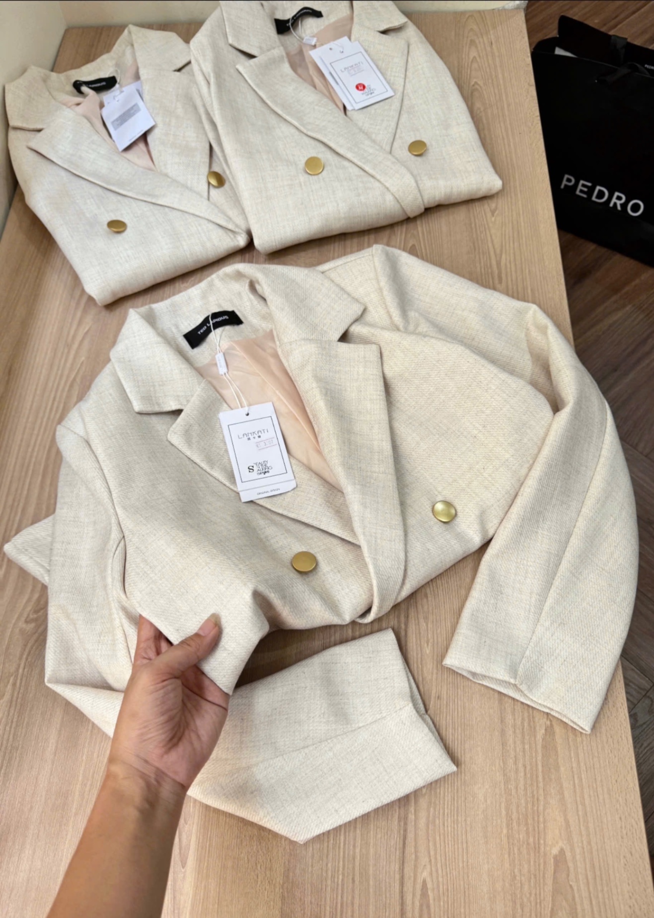 ÁO BLAZER XƯỢC MÀU BE