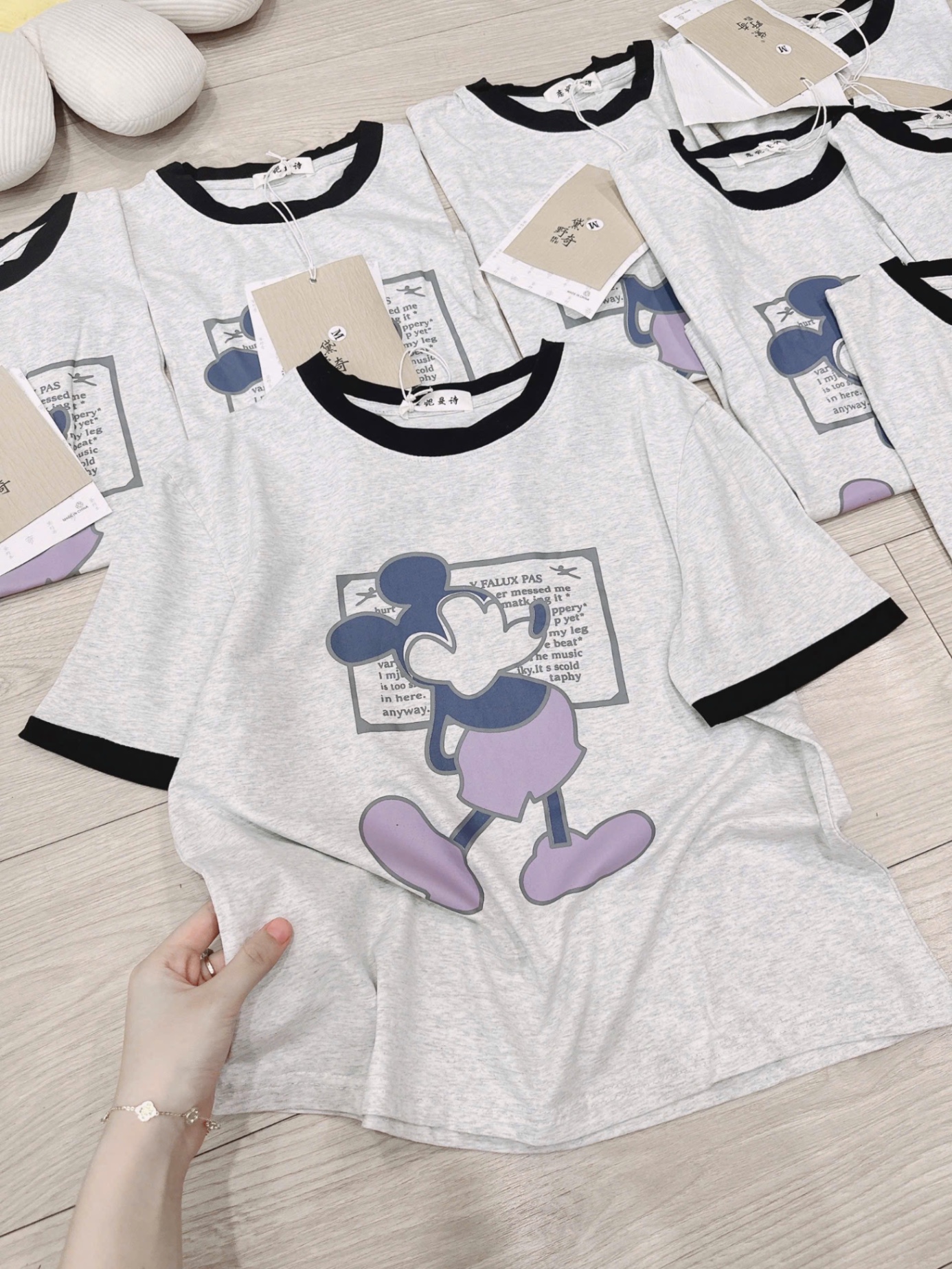 ÁO PULL CỘC MICKY PHỐI CỔ GHI