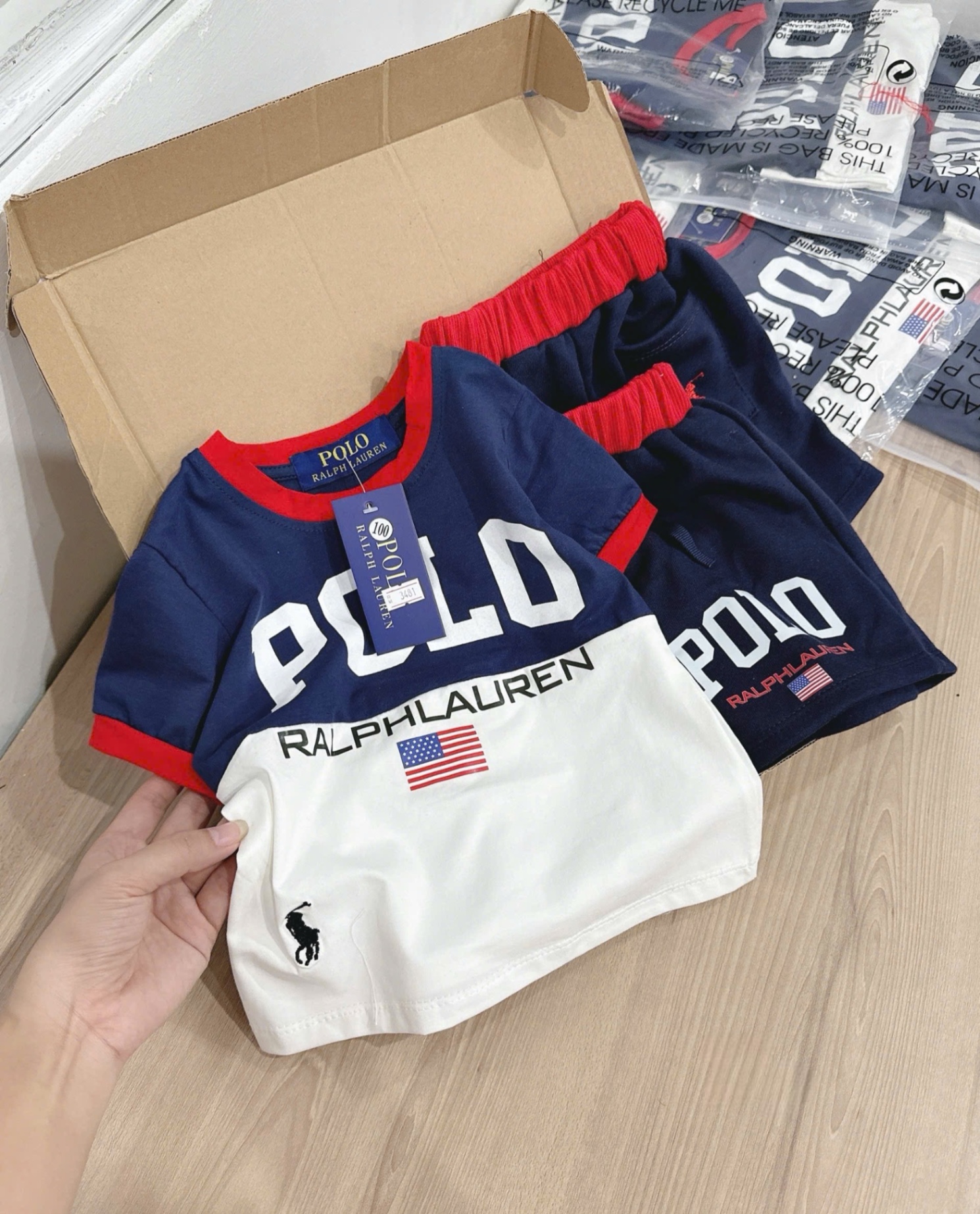 BỘ POLO THAN PHỐI TRẮNG CỔ VIỀN ĐỎ