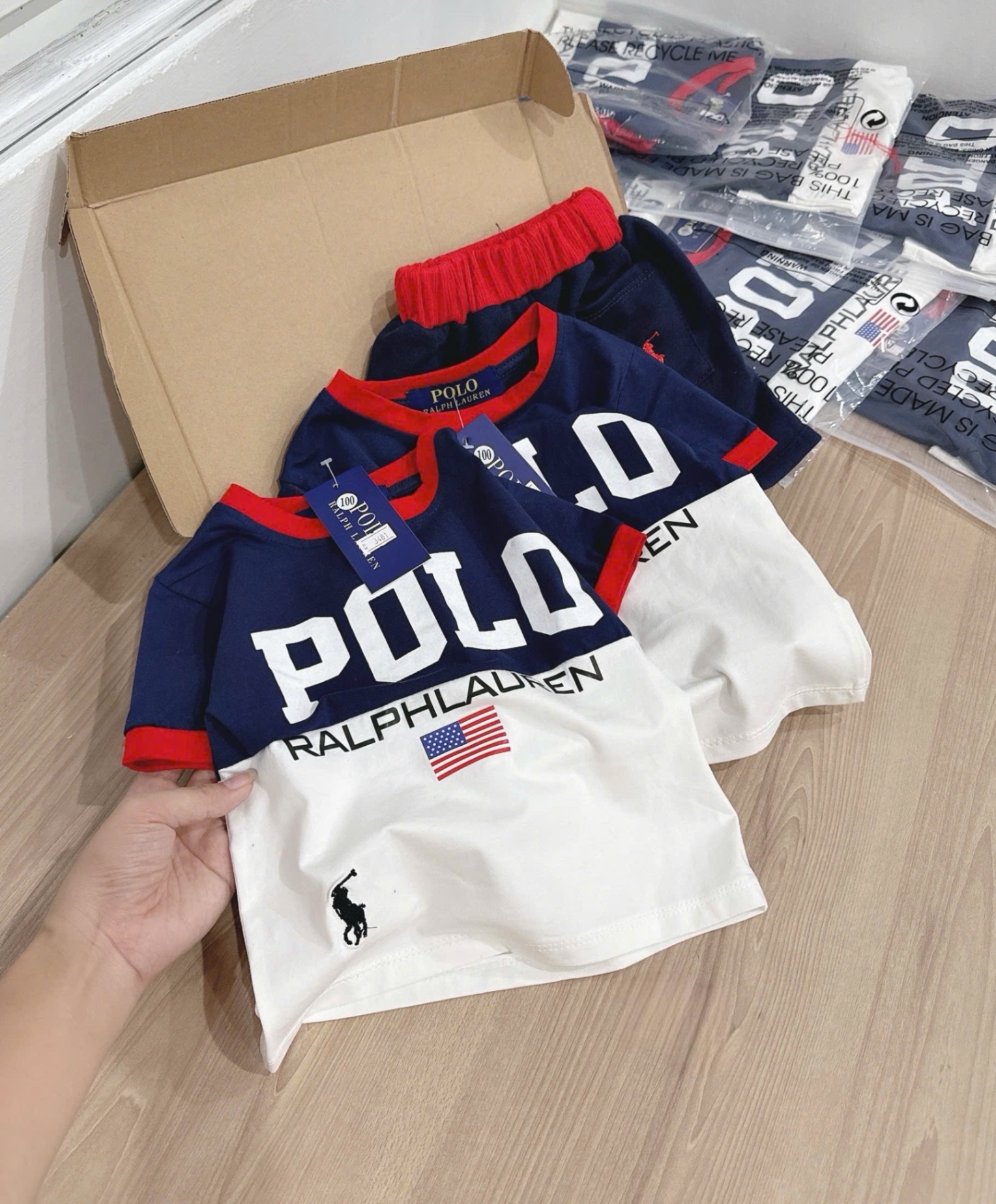 BỘ POLO THAN PHỐI TRẮNG CỔ VIỀN ĐỎ