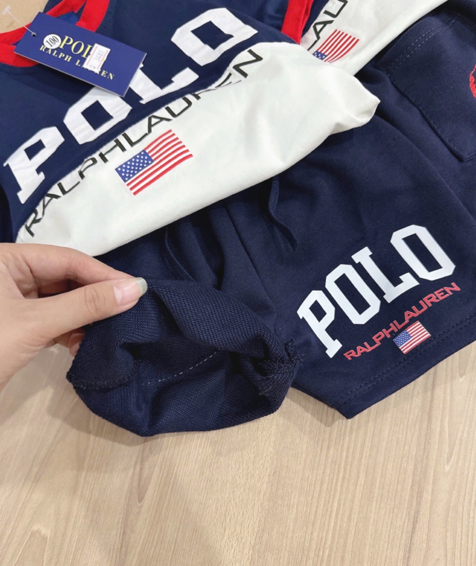 BỘ POLO THAN PHỐI TRẮNG CỔ VIỀN ĐỎ