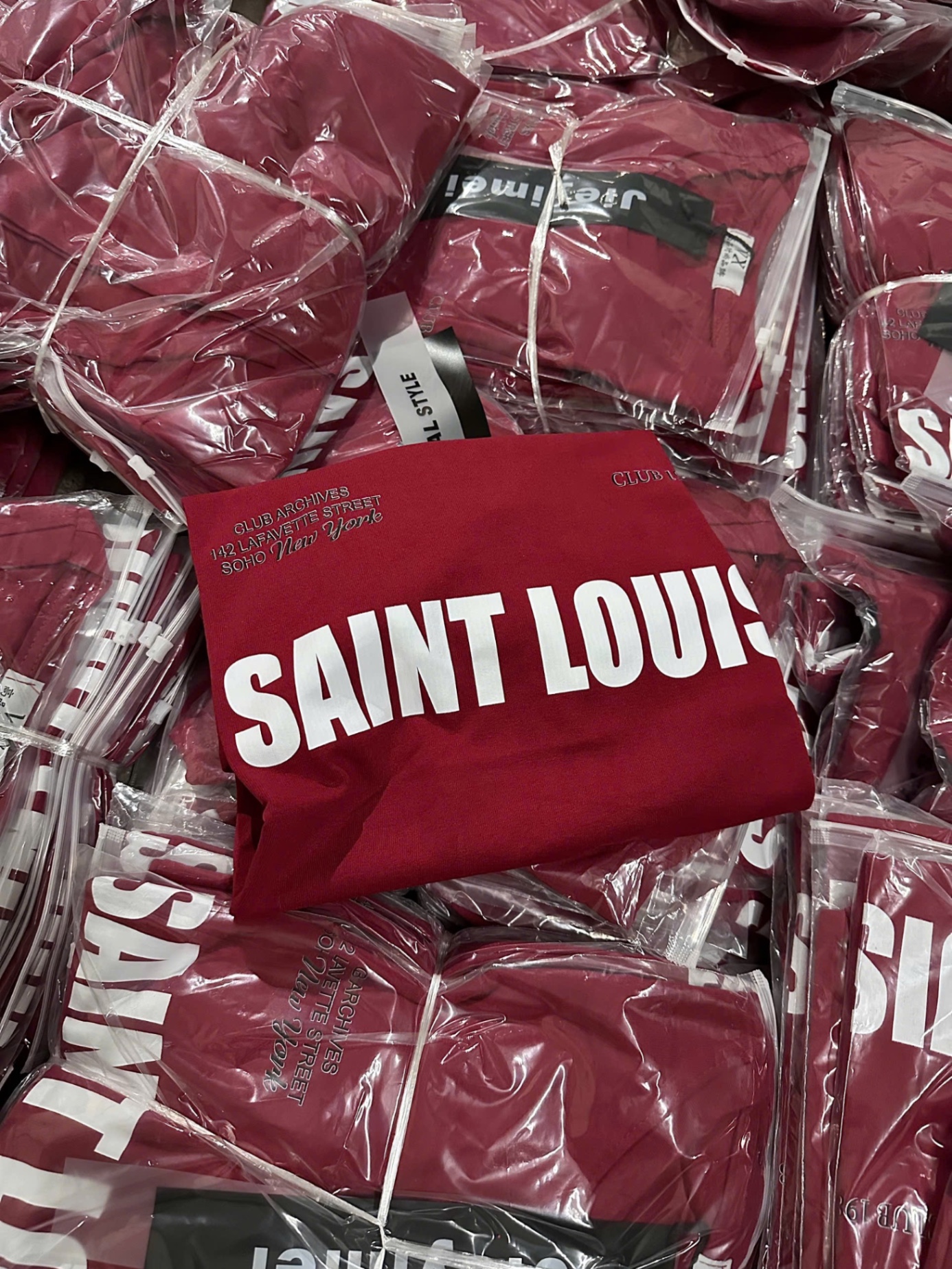 ÁO PULL CỘC ĐỎ CHỮ SAINT LOUIS